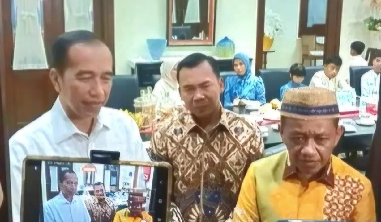 Teropongistana.com Jakarta - Ketua Umum Partai Golkar, Bahlil Lahadalia sekaligus Mentri ESDM bertemu Presiden RI ke-7 Joko Widodo (Jokowi) pada Selasa kemarin (8/4) untuk bersilaturahmi Lebaran. Bahlil bersama istri dan anak-anaknya tiba di Gang Kutai Utara, Kelurahan Sumber, Kecamatan Banjarsari, Solo, Jawa Tengah, pukul 20.15 WIB tepat. Ia datang bersama sejumlah pengurus Partai Golkar, di antaranya Menteri Kependudukan dan Pembangunan Keluarga, Wihaji. Bahlil sekeluarga bersama Wihaji sempat menunggu beberapa menit di ruang transit sebelum diterima Jokowi di kediamannya. Pertemuan berlangsung tertutup selama sekitar satu setengah jam. "Saya hari ini bersama istri dan seluruh anak-anak, bersama Pak Menteri Kependudukan bisa bersilaturahmi dengan bapak Jokowi di kediaman dalam rangka hari raya," kata Bahlil usai pertemuan. Bahlil baru sempat mampir ke rumah Jokowi setelah pulang ke kampung halaman istrinya di Kabupaten Sragen. Sedianya, ia bersama keluarga hendak bersilaturahmi ke rumah Jokowi beberapa hari yang lalu namun tertunda karena Jokowi tak berada di rumahnya. "Kami belum sempat datang karena Pak Jokowi lagi di Bali," kata dia.Kangen sama bapak, sama ibu, makan sama-sama, ngomong -ngomong ringan, ya perkembangan ekonomi," kata dia. Bahlil memiliki hubungan dekat dengan Jokowi selama masa pemerintahannya. Ia mengaku banyak belajar selama menjadi Menteri di kabinet Jokowi. Sementara itu, Jokowi tak berkomentar banyak mengenai pertemuannya dengan Bahlil. Ia menilai silaturahmi antar-tokoh dan pemimpin sebagai sesuatu yang positif. "Ya ini kan masih dalam suasana Lebaran. Silaturahmi antar-pemimpin, antar tokoh itu kan baik," kata Jokowi.