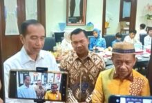 Teropongistana.com Jakarta - Ketua Umum Partai Golkar, Bahlil Lahadalia Sekaligus Mentri Esdm Bertemu Presiden Ri Ke-7 Joko Widodo (Jokowi) Pada Selasa Kemarin (8/4) Untuk Bersilaturahmi Lebaran. Bahlil Bersama Istri Dan Anak-Anaknya Tiba Di Gang Kutai Utara, Kelurahan Sumber, Kecamatan Banjarsari, Solo, Jawa Tengah, Pukul 20.15 Wib Tepat. Ia Datang Bersama Sejumlah Pengurus Partai Golkar, Di Antaranya Menteri Kependudukan Dan Pembangunan Keluarga, Wihaji. Bahlil Sekeluarga Bersama Wihaji Sempat Menunggu Beberapa Menit Di Ruang Transit Sebelum Diterima Jokowi Di Kediamannya. Pertemuan Berlangsung Tertutup Selama Sekitar Satu Setengah Jam. &Quot;Saya Hari Ini Bersama Istri Dan Seluruh Anak-Anak, Bersama Pak Menteri Kependudukan Bisa Bersilaturahmi Dengan Bapak Jokowi Di Kediaman Dalam Rangka Hari Raya,&Quot; Kata Bahlil Usai Pertemuan. Bahlil Baru Sempat Mampir Ke Rumah Jokowi Setelah Pulang Ke Kampung Halaman Istrinya Di Kabupaten Sragen. Sedianya, Ia Bersama Keluarga Hendak Bersilaturahmi Ke Rumah Jokowi Beberapa Hari Yang Lalu Namun Tertunda Karena Jokowi Tak Berada Di Rumahnya. &Quot;Kami Belum Sempat Datang Karena Pak Jokowi Lagi Di Bali,&Quot; Kata Dia.kangen Sama Bapak, Sama Ibu, Makan Sama-Sama, Ngomong -Ngomong Ringan, Ya Perkembangan Ekonomi,&Quot; Kata Dia. Bahlil Memiliki Hubungan Dekat Dengan Jokowi Selama Masa Pemerintahannya. Ia Mengaku Banyak Belajar Selama Menjadi Menteri Di Kabinet Jokowi. Sementara Itu, Jokowi Tak Berkomentar Banyak Mengenai Pertemuannya Dengan Bahlil. Ia Menilai Silaturahmi Antar-Tokoh Dan Pemimpin Sebagai Sesuatu Yang Positif. &Quot;Ya Ini Kan Masih Dalam Suasana Lebaran. Silaturahmi Antar-Pemimpin, Antar Tokoh Itu Kan Baik,&Quot; Kata Jokowi.