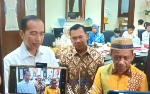 Teropongistana.com Jakarta - Ketua Umum Partai Golkar, Bahlil Lahadalia sekaligus Mentri ESDM bertemu Presiden RI ke-7 Joko Widodo (Jokowi) pada Selasa kemarin (8/4) untuk bersilaturahmi Lebaran. Bahlil bersama istri dan anak-anaknya tiba di Gang Kutai Utara, Kelurahan Sumber, Kecamatan Banjarsari, Solo, Jawa Tengah, pukul 20.15 WIB tepat. Ia datang bersama sejumlah pengurus Partai Golkar, di antaranya Menteri Kependudukan dan Pembangunan Keluarga, Wihaji. Bahlil sekeluarga bersama Wihaji sempat menunggu beberapa menit di ruang transit sebelum diterima Jokowi di kediamannya. Pertemuan berlangsung tertutup selama sekitar satu setengah jam. "Saya hari ini bersama istri dan seluruh anak-anak, bersama Pak Menteri Kependudukan bisa bersilaturahmi dengan bapak Jokowi di kediaman dalam rangka hari raya," kata Bahlil usai pertemuan. Bahlil baru sempat mampir ke rumah Jokowi setelah pulang ke kampung halaman istrinya di Kabupaten Sragen. Sedianya, ia bersama keluarga hendak bersilaturahmi ke rumah Jokowi beberapa hari yang lalu namun tertunda karena Jokowi tak berada di rumahnya. "Kami belum sempat datang karena Pak Jokowi lagi di Bali," kata dia.Kangen sama bapak, sama ibu, makan sama-sama, ngomong -ngomong ringan, ya perkembangan ekonomi," kata dia. Bahlil memiliki hubungan dekat dengan Jokowi selama masa pemerintahannya. Ia mengaku banyak belajar selama menjadi Menteri di kabinet Jokowi. Sementara itu, Jokowi tak berkomentar banyak mengenai pertemuannya dengan Bahlil. Ia menilai silaturahmi antar-tokoh dan pemimpin sebagai sesuatu yang positif. "Ya ini kan masih dalam suasana Lebaran. Silaturahmi antar-pemimpin, antar tokoh itu kan baik," kata Jokowi.
