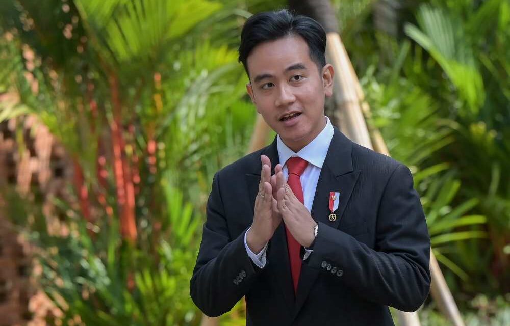 Jakarta - Dianggap Sebagai Pengkhianat Konstitusi, Usulan Pergantian Pencopotan Gibran Rakabuming Raka Dari Jabatan Wakil Presiden Dianggap Sangat Bagus. Sehingga Presiden Prabowo Subianto Perlu Mengambil Langkah-Langkah Yang Tepat. Menurut Direktur Gerakan Perubahan, Muslim Arbi, Usulan Pergantian Gibran Merupakan Usulan Bagus, Dan Prabowo Perlu Mendengar Dan Mengambil Langkah-Langkah Mengganti Gibran. &Quot;Gibran Sebagai Wapres Itu Pengkhianatan Konstitusi. Prabowo Harus Memastikan Dirinya Taat Konsitusi. Karena Terpilihnya Gibran Itu Kecelakaan Konsitusi,&Quot; Kata Muslim Minggu, 27 April 2025. Muslim Menilai, Penggantian Gibran Sebagaimana Usulan Ratusan Purnawirawan Tni Bertujuan Untuk Mempertahankan Dan Menjaga Wibawa Negara. &Quot;Memakzulkan Gibran Itu Suatu Keharusan Bagi Negara Yang Berkonsitusi. Jika Tidak, Negara Akan Semakin Kacau,&Quot; Pungkas Muslim. Diberitakan Sebelumnya, Ratusan Purnawirawan Prajurit Tni Yang Berada Di Bawah Forum Purnawirawan Prajurit Tni Menyampaikan Delapan Tuntutan Politik.  Delapan Tuntutan Itu Ditandatangani Atas Nama Jenderal Tni (Purn) Fachrul Razi, Jenderal Tni (Purn) Tyasno Soedarto, Laksamana Tni (Purn) Slamet Soebijanto, Dan Marsekal Tni (Purn) Hanafie Asnan Pada Februari 2025. Salah Satu Tuntutan Yakni Mengusulkan Pergantian Wakil Presiden Gibran Rakabuming Raka Kepada Mpr Dengan Alasan Keputusan Mk Terhadap Pasal 169 Huruf Q Undang-Undang Pemilu Telah Melanggar Hukum Acara Mk Dan Undang-Undang Kekuasaan Kehakiman. Tuntutan Lain, Melakukan Reshuffle Menteri Yang Diduga Melakukan Kejahatan Korupsi Serta Mengambil Tindakan Tegas Kepada Pejabat Dan Aparat Negara Yang Masih Terikat Kepentingan Joko Widodo Yang Merupakan Presiden Sebelumnya Dan Juga Ayah Gibran.