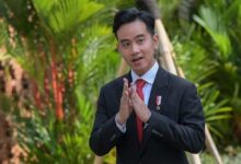 Jakarta - Dianggap Sebagai Pengkhianat Konstitusi, Usulan Pergantian Pencopotan Gibran Rakabuming Raka Dari Jabatan Wakil Presiden Dianggap Sangat Bagus. Sehingga Presiden Prabowo Subianto Perlu Mengambil Langkah-Langkah Yang Tepat. Menurut Direktur Gerakan Perubahan, Muslim Arbi, Usulan Pergantian Gibran Merupakan Usulan Bagus, Dan Prabowo Perlu Mendengar Dan Mengambil Langkah-Langkah Mengganti Gibran. &Quot;Gibran Sebagai Wapres Itu Pengkhianatan Konstitusi. Prabowo Harus Memastikan Dirinya Taat Konsitusi. Karena Terpilihnya Gibran Itu Kecelakaan Konsitusi,&Quot; Kata Muslim Minggu, 27 April 2025. Muslim Menilai, Penggantian Gibran Sebagaimana Usulan Ratusan Purnawirawan Tni Bertujuan Untuk Mempertahankan Dan Menjaga Wibawa Negara. &Quot;Memakzulkan Gibran Itu Suatu Keharusan Bagi Negara Yang Berkonsitusi. Jika Tidak, Negara Akan Semakin Kacau,&Quot; Pungkas Muslim. Diberitakan Sebelumnya, Ratusan Purnawirawan Prajurit Tni Yang Berada Di Bawah Forum Purnawirawan Prajurit Tni Menyampaikan Delapan Tuntutan Politik.  Delapan Tuntutan Itu Ditandatangani Atas Nama Jenderal Tni (Purn) Fachrul Razi, Jenderal Tni (Purn) Tyasno Soedarto, Laksamana Tni (Purn) Slamet Soebijanto, Dan Marsekal Tni (Purn) Hanafie Asnan Pada Februari 2025. Salah Satu Tuntutan Yakni Mengusulkan Pergantian Wakil Presiden Gibran Rakabuming Raka Kepada Mpr Dengan Alasan Keputusan Mk Terhadap Pasal 169 Huruf Q Undang-Undang Pemilu Telah Melanggar Hukum Acara Mk Dan Undang-Undang Kekuasaan Kehakiman. Tuntutan Lain, Melakukan Reshuffle Menteri Yang Diduga Melakukan Kejahatan Korupsi Serta Mengambil Tindakan Tegas Kepada Pejabat Dan Aparat Negara Yang Masih Terikat Kepentingan Joko Widodo Yang Merupakan Presiden Sebelumnya Dan Juga Ayah Gibran.