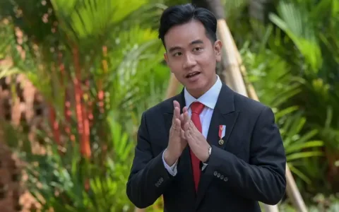 Jakarta - Dianggap sebagai pengkhianat konstitusi, usulan pergantian pencopotan Gibran Rakabuming Raka dari jabatan wakil presiden dianggap sangat bagus. Sehingga Presiden Prabowo Subianto perlu mengambil langkah-langkah yang tepat. Menurut Direktur Gerakan Perubahan, Muslim Arbi, usulan pergantian Gibran merupakan usulan bagus, dan Prabowo perlu mendengar dan mengambil langkah-langkah mengganti Gibran. "Gibran sebagai Wapres itu pengkhianatan konstitusi. Prabowo harus memastikan dirinya taat konsitusi. Karena terpilihnya Gibran itu kecelakaan konsitusi," kata Muslim Minggu, 27 April 2025. Muslim menilai, penggantian Gibran sebagaimana usulan ratusan purnawirawan TNI bertujuan untuk mempertahankan dan menjaga wibawa negara. "Memakzulkan Gibran itu suatu keharusan bagi negara yang berkonsitusi. Jika tidak, negara akan semakin kacau," pungkas Muslim. Diberitakan sebelumnya, ratusan purnawirawan prajurit TNI yang berada di bawah forum purnawirawan prajurit TNI menyampaikan delapan tuntutan politik. Delapan tuntutan itu ditandatangani atas nama Jenderal TNI (Purn) Fachrul Razi, Jenderal TNI (Purn) Tyasno Soedarto, Laksamana TNI (Purn) Slamet Soebijanto, dan Marsekal TNI (Purn) Hanafie Asnan pada Februari 2025. Salah satu tuntutan yakni mengusulkan pergantian Wakil Presiden Gibran Rakabuming Raka kepada MPR dengan alasan keputusan MK terhadap Pasal 169 Huruf Q Undang-Undang Pemilu telah melanggar hukum acara MK dan Undang-Undang Kekuasaan Kehakiman. Tuntutan lain, melakukan reshuffle menteri yang diduga melakukan kejahatan korupsi serta mengambil tindakan tegas kepada pejabat dan aparat negara yang masih terikat kepentingan Joko Widodo yang merupakan presiden sebelumnya dan juga ayah Gibran.