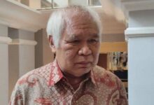 Oleh : Laksda Tni (Purn) Soleman B Ponto, St, Sh, Mh, Cpm, Cpar Teropongistana Jakarta - Rancangan Undang-Undang (Ruu) Perubahan Ketiga Atas Undang-Undang No. 2 Tahun 2002 Tentang Kepolisian Negara Republik Indonesia Telah Diajukan Sebagai Bentuk Penyesuaian Terhadap Dinamika Sosial, Teknologi, Dan Perkembangan Hukum. Namun Demikian, Terdapat Sejumlah Ketentuan Dalam Ruu Tersebut Yang Menimbulkan Potensi Pertentangan Dengan Undang-Undang Dasar Negara Republik Indonesia Tahun 1945 (Uud 1945), Undang-Undang No. 34 Tahun 2004 Tentang Tentara Nasional Indonesia (Uu Tni), Undang-Undang No. 8 Tahun 1981 Tentang Hukum Acara Pidana (Kuhap), Dan Undang-Undang No. 17 Tahun 2011 Tentang Intelijen Negara. Ruu Ini Perlu Diuji Secara Mendalam Karena Menyangkut Prinsip Dasar Negara Hukum, Pembagian Kekuasaan, Hak Asasi Manusia, Dan Tatanan Sistem Hukum Nasional, Jakarta 09 April 2025. Selain Itu, Ditemukan Bahwa Dalam Ruu Ini Tidak Secara Eksplisit Diatur Mengenai Sumber Pembiayaan Polri Dari Apbn Sebagaimana Semestinya Ditegaskan Dalam Undang-Undang Kelembagaan Negara. Hal Ini Kontras Dengan Pengaturan Mengenai Kompolnas Yang Justru Secara Jelas Disebutkan Mendapatkan Anggaran Dari Apbn. Potensi Bahaya: Mengabaikan Prinsip Akuntabilitas Keuangan Negara Sebagaimana Diatur Dalam Pasal 23 Ayat (1) Uud 1945, Yang Menyatakan Bahwa Semua Pengeluaran Negara Harus Ditetapkan Dalam Apbn. Berpotensi Membuka Celah Pendanaan Non-Apbn Yang Tidak Dapat Diawasi Oleh Dpr Maupun Bpk. Melemahkan Prinsip Transparansi Dan Pengawasan Terhadap Belanja Aparat Penegak Hukum. Bertentangan Dengan Asas Negara Hukum Dan Prinsip Budgetary Control Oleh Parlemen. Menimbulkan Kekaburan Mengenai Legitimasi Operasional Dan Anggaran Institusi Kepolisian Yang Memiliki Kewenangan Represif. Dengan Tidak Disebutkannya Pengaturan Eksplisit Mengenai Anggaran Polri Dari Apbn, Maka Terdapat Risiko Serius Munculnya Sumber-Sumber Pembiayaan Alternatif Yang Tidak Akuntabel Serta Menimbulkan Konflik Kepentingan Atau Bahkan Potensi Penyalahgunaan Kekuasaan Dan Korupsi Struktural. 1. Potensi Konsentrasi Kewenangan Tanpa Mekanisme Checks And Balances Ruu Memberikan Kewenangan Luas Kepada Polri Dalam Bidang: Intelijen Keamanan (Intelkam) Termasuk Pengumpulan Informasi, Deteksi Dini, Pengawasan Aliran Dana, Penindakan Di Ruang Siber, Penyadapan. Masalah Konstitusional: Ruu Ini Berpotensi Menimbulkan Konsentrasi Kekuasaan Dalam Satu Institusi, Yaitu Polri. Ini Bertentangan Dengan Asas Checks And Balances Dalam Pasal 1 Ayat (3) Uud 1945 Yang Menyatakan Bahwa “Negara Indonesia Adalah Negara Hukum.” Catatan Hukum, Tindakan Intelijen, Penyadapan, Dan Pemblokiran Ruang Siber Adalah Kewenangan Yang Secara Prinsip Harus Tunduk Pada Mekanisme Peradilan, Tidak Boleh Dilakukan Secara Bebas. 2.Perluasan Wewenang Polri Ke Luar Negeri Dan Ruang Siber Tanpa Landasan Konstitusional. Ruu Memperluas Yurisdiksi Polri Hingga: Perwakilan Ri Di Luar Negeri, Kapal Dan Pesawat Berbendera Indonesia Di Wilayah Internasional, Ruang Siber. Masalah Konstitusional: Uud 1945 Tidak Memberi Mandat Eksplisit Kepada Polri Untuk Menjalankan Fungsi Di Luar Batas Teritorial Nasional. Hal Ini Berpotensi Bertentangan Dengan Prinsip Kedaulatan Negara Lain, Serta Prinsip Non-Intervensi Sebagaimana Diatur Dalam Pasal 11 Uud 1945 Yang Menyatakan Bahwa Presiden Menyatakan Perang Dan Membuat Perdamaian Dengan Persetujuan Dpr. 3. Dominasi Polri Atas Penyidik Lain Mengikis Independensi Institusi Pasal 16 Dan Pasal 14 Ruu Menyebutkan Polri Memiliki: Kewenangan Membina, Mengawasi, Dan Mengendalikan Penyidik Lain (Ppns, Penyidik Lembaga Khusus), Kewenangan Menerima, Menolak, Atau Memberi Petunjuk Kepada Penyidik Lembaga Lain. Masalah Konstitusional: Ini Berpotensi Mereduksi Independensi Lembaga-Lembaga Negara Lain, Misalnya Kpk, Kejaksaan, Dan Lembaga Administrasi Sektoral Lainnya Termasuk Penyidik Tni Al. Bertentangan Dengan Semangat Pasal 24 Uud 1945 Mengenai Kekuasaan Kehakiman Yang Bebas Dari Intervensi Lembaga Lain, Serta Mengaburkan Pemisahan Kekuasaan Antara Eksekutif Dan Yudikatif. 4. Usia Pensiun Dan Jabatan Polri: Celah Untuk Kepentingan Kekuasaan Ruu Memperpanjang Usia Pensiun Perwira Tinggi Bintang Empat Dan Pejabat Fungsional Hingga 65 Tahun Melalui Keputusan Presiden. Masalah Konstitusional: Ini Membuka Ruang Politisasi Jabatan Polri, Khususnya Jika Proses Perpanjangan Tidak Disertai Kontrol Lembaga Lain. Bertentangan Dengan Asas Meritokrasi Dan Sistem Rotasi Kepemimpinan Yang Sehat, Serta Tidak Sesuai Dengan Pasal 28D Ayat (3) Uud 1945 Tentang Hak Setiap Warga Negara Untuk Memperoleh Kesempatan Yang Sama Dalam Pemerintahan. 5. Ancaman Terhadap Hak Asasi Manusia (Ham) Beberapa Kewenangan Dalam Ruu Berpotensi Melanggar: Hak Atas Privasi (Penyadapan, Pengawasan Dana), Hak Atas Informasi Dan Kebebasan Berekspresi (Pemutusan Akses Ruang Siber), Prinsip Due Process Of Law (Tindakan Cepat Tanpa Pengawasan Yudisial). Masalah Konstitusional: Bertentangan Dengan Pasal 28G Dan 28I Uud 1945, Yang Menjamin: Perlindungan Atas Diri Pribadi Dan Informasi Pribadi, Hak Untuk Bebas Dari Perlakuan Yang Sewenang-Wenang. Kesimpulan Ruu Perubahan Ketiga Atas Uu Polri Memuat Penguatan Kelembagaan Yang Penting. Namun, Dari Perspektif Konstitusional, Terdapat Sejumlah Pasal Yang: Berpotensi Melanggar Prinsip Negara Hukum Dan Demokrasi Konstitusional, Melemahkan Prinsip Pemisahan Kekuasaan Dan Independensi Kelembagaan, Menimbulkan Pelanggaran Hak Asasi Manusia Jika Tidak Dibarengi Mekanisme Pengawasan Yudisial Dan Legislatif Yang Ketat. Saran, Penataan Ulang Pasal-Pasal Yang Mengatur Wewenang Intelijen, Ruang Siber, Penyadapan Dan Pengawasan Lembaga Lain. Perlu Mekanisme Kontrol Oleh Dpr Dan Mahkamah Agung, Termasuk Melalui Peraturan Pemerintah Dan Peraturan Presiden Yang Transparan Dan Akuntabel. Perlu Penambahan Pasal Yang Mengatur Bahwa Seluruh Kegiatan Polri Dibiayai Dari Apbn.