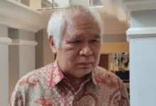 Oleh : Laksda TNI (Purn) Soleman B Ponto, ST, SH, MH, CPM, CPAR Teropongistana Jakarta - Rancangan Undang-Undang (RUU) Perubahan Ketiga atas Undang-Undang No. 2 Tahun 2002 tentang Kepolisian Negara Republik Indonesia telah diajukan sebagai bentuk penyesuaian terhadap dinamika sosial, teknologi, dan perkembangan hukum. Namun demikian, terdapat sejumlah ketentuan dalam RUU tersebut yang menimbulkan potensi pertentangan dengan Undang-Undang Dasar Negara Republik Indonesia Tahun 1945 (UUD 1945), Undang-Undang No. 34 Tahun 2004 tentang Tentara Nasional Indonesia (UU TNI), Undang-Undang No. 8 Tahun 1981 tentang Hukum Acara Pidana (KUHAP), dan Undang-Undang No. 17 Tahun 2011 tentang Intelijen Negara. RUU ini perlu diuji secara mendalam karena menyangkut prinsip dasar negara hukum, pembagian kekuasaan, hak asasi manusia, dan tatanan sistem hukum nasional, Jakarta 09 April 2025. Selain itu, ditemukan bahwa dalam RUU ini tidak secara eksplisit diatur mengenai sumber pembiayaan Polri dari APBN sebagaimana semestinya ditegaskan dalam undang-undang kelembagaan negara. Hal ini kontras dengan pengaturan mengenai Kompolnas yang justru secara jelas disebutkan mendapatkan anggaran dari APBN. Potensi Bahaya: Mengabaikan prinsip akuntabilitas keuangan negara sebagaimana diatur dalam Pasal 23 ayat (1) UUD 1945, yang menyatakan bahwa semua pengeluaran negara harus ditetapkan dalam APBN. Berpotensi membuka celah pendanaan non-APBN yang tidak dapat diawasi oleh DPR maupun BPK. Melemahkan prinsip transparansi dan pengawasan terhadap belanja aparat penegak hukum. Bertentangan dengan asas negara hukum dan prinsip budgetary control oleh parlemen. Menimbulkan kekaburan mengenai legitimasi operasional dan anggaran institusi kepolisian yang memiliki kewenangan represif. Dengan tidak disebutkannya pengaturan eksplisit mengenai anggaran Polri dari APBN, maka terdapat risiko serius munculnya sumber-sumber pembiayaan alternatif yang tidak akuntabel serta menimbulkan konflik kepentingan atau bahkan potensi penyalahgunaan kekuasaan dan korupsi struktural. 1. Potensi Konsentrasi Kewenangan Tanpa Mekanisme Checks and Balances RUU memberikan kewenangan luas kepada Polri dalam bidang: Intelijen keamanan (Intelkam) termasuk pengumpulan informasi, deteksi dini, pengawasan aliran dana, Penindakan di ruang siber, Penyadapan. Masalah Konstitusional: RUU ini berpotensi menimbulkan konsentrasi kekuasaan dalam satu institusi, yaitu Polri. Ini bertentangan dengan asas checks and balances dalam Pasal 1 ayat (3) UUD 1945 yang menyatakan bahwa “Negara Indonesia adalah negara hukum.” Catatan Hukum, Tindakan intelijen, penyadapan, dan pemblokiran ruang siber adalah kewenangan yang secara prinsip harus tunduk pada mekanisme peradilan, tidak boleh dilakukan secara bebas. 2.Perluasan Wewenang Polri ke Luar Negeri dan Ruang Siber Tanpa Landasan Konstitusional. RUU memperluas yurisdiksi Polri hingga: Perwakilan RI di luar negeri, Kapal dan pesawat berbendera Indonesia di wilayah internasional, Ruang Siber. Masalah Konstitusional: UUD 1945 tidak memberi mandat eksplisit kepada Polri untuk menjalankan fungsi di luar batas teritorial nasional. Hal ini berpotensi bertentangan dengan prinsip kedaulatan negara lain, serta prinsip non-intervensi sebagaimana diatur dalam Pasal 11 UUD 1945 yang menyatakan bahwa Presiden menyatakan perang dan membuat perdamaian dengan persetujuan DPR. 3. Dominasi Polri atas Penyidik Lain Mengikis Independensi Institusi Pasal 16 dan Pasal 14 RUU menyebutkan Polri memiliki: Kewenangan membina, mengawasi, dan mengendalikan penyidik lain (PPNS, penyidik lembaga khusus), Kewenangan menerima, menolak, atau memberi petunjuk kepada penyidik lembaga lain. Masalah Konstitusional: Ini berpotensi mereduksi independensi lembaga-lembaga negara lain, misalnya KPK, Kejaksaan, dan lembaga administrasi sektoral lainnya termasuk penyidik TNI AL. Bertentangan dengan semangat Pasal 24 UUD 1945 mengenai kekuasaan kehakiman yang bebas dari intervensi lembaga lain, serta mengaburkan pemisahan kekuasaan antara eksekutif dan yudikatif. 4. Usia Pensiun dan Jabatan Polri: Celah untuk Kepentingan Kekuasaan RUU memperpanjang usia pensiun perwira tinggi Bintang empat dan pejabat fungsional hingga 65 tahun melalui Keputusan Presiden. Masalah Konstitusional: Ini membuka ruang politisasi jabatan Polri, khususnya jika proses perpanjangan tidak disertai kontrol lembaga lain. Bertentangan dengan asas meritokrasi dan sistem rotasi kepemimpinan yang sehat, serta tidak sesuai dengan Pasal 28D ayat (3) UUD 1945 tentang hak setiap warga negara untuk memperoleh kesempatan yang sama dalam pemerintahan. 5. Ancaman terhadap Hak Asasi Manusia (HAM) Beberapa kewenangan dalam RUU berpotensi melanggar: Hak atas privasi (penyadapan, pengawasan dana), Hak atas informasi dan kebebasan berekspresi (pemutusan akses ruang siber), Prinsip due process of law (tindakan cepat tanpa pengawasan yudisial). Masalah Konstitusional: Bertentangan dengan Pasal 28G dan 28I UUD 1945, yang menjamin: Perlindungan atas diri pribadi dan informasi pribadi, Hak untuk bebas dari perlakuan yang sewenang-wenang. Kesimpulan RUU Perubahan Ketiga atas UU Polri memuat penguatan kelembagaan yang penting. Namun, dari perspektif konstitusional, terdapat sejumlah pasal yang: Berpotensi melanggar prinsip negara hukum dan demokrasi konstitusional, Melemahkan prinsip pemisahan kekuasaan dan independensi kelembagaan, Menimbulkan pelanggaran hak asasi manusia jika tidak dibarengi mekanisme pengawasan yudisial dan legislatif yang ketat. Saran, Penataan ulang pasal-pasal yang mengatur wewenang intelijen, ruang siber, penyadapan dan pengawasan lembaga lain. Perlu mekanisme kontrol oleh DPR dan Mahkamah Agung, termasuk melalui Peraturan Pemerintah dan Peraturan Presiden yang transparan dan akuntabel. Perlu penambahan pasal yang mengatur bahwa seluruh kegiatan Polri dibiayai dari APBN.