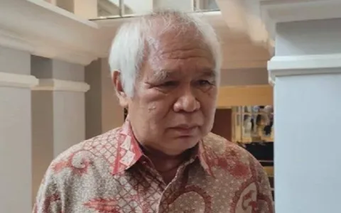Oleh : Laksda TNI (Purn) Soleman B Ponto, ST, SH, MH, CPM, CPAR Teropongistana Jakarta - Rancangan Undang-Undang (RUU) Perubahan Ketiga atas Undang-Undang No. 2 Tahun 2002 tentang Kepolisian Negara Republik Indonesia telah diajukan sebagai bentuk penyesuaian terhadap dinamika sosial, teknologi, dan perkembangan hukum. Namun demikian, terdapat sejumlah ketentuan dalam RUU tersebut yang menimbulkan potensi pertentangan dengan Undang-Undang Dasar Negara Republik Indonesia Tahun 1945 (UUD 1945), Undang-Undang No. 34 Tahun 2004 tentang Tentara Nasional Indonesia (UU TNI), Undang-Undang No. 8 Tahun 1981 tentang Hukum Acara Pidana (KUHAP), dan Undang-Undang No. 17 Tahun 2011 tentang Intelijen Negara. RUU ini perlu diuji secara mendalam karena menyangkut prinsip dasar negara hukum, pembagian kekuasaan, hak asasi manusia, dan tatanan sistem hukum nasional, Jakarta 09 April 2025. Selain itu, ditemukan bahwa dalam RUU ini tidak secara eksplisit diatur mengenai sumber pembiayaan Polri dari APBN sebagaimana semestinya ditegaskan dalam undang-undang kelembagaan negara. Hal ini kontras dengan pengaturan mengenai Kompolnas yang justru secara jelas disebutkan mendapatkan anggaran dari APBN. Potensi Bahaya: Mengabaikan prinsip akuntabilitas keuangan negara sebagaimana diatur dalam Pasal 23 ayat (1) UUD 1945, yang menyatakan bahwa semua pengeluaran negara harus ditetapkan dalam APBN. Berpotensi membuka celah pendanaan non-APBN yang tidak dapat diawasi oleh DPR maupun BPK. Melemahkan prinsip transparansi dan pengawasan terhadap belanja aparat penegak hukum. Bertentangan dengan asas negara hukum dan prinsip budgetary control oleh parlemen. Menimbulkan kekaburan mengenai legitimasi operasional dan anggaran institusi kepolisian yang memiliki kewenangan represif. Dengan tidak disebutkannya pengaturan eksplisit mengenai anggaran Polri dari APBN, maka terdapat risiko serius munculnya sumber-sumber pembiayaan alternatif yang tidak akuntabel serta menimbulkan konflik kepentingan atau bahkan potensi penyalahgunaan kekuasaan dan korupsi struktural. 1. Potensi Konsentrasi Kewenangan Tanpa Mekanisme Checks and Balances RUU memberikan kewenangan luas kepada Polri dalam bidang: Intelijen keamanan (Intelkam) termasuk pengumpulan informasi, deteksi dini, pengawasan aliran dana, Penindakan di ruang siber, Penyadapan. Masalah Konstitusional: RUU ini berpotensi menimbulkan konsentrasi kekuasaan dalam satu institusi, yaitu Polri. Ini bertentangan dengan asas checks and balances dalam Pasal 1 ayat (3) UUD 1945 yang menyatakan bahwa “Negara Indonesia adalah negara hukum.” Catatan Hukum, Tindakan intelijen, penyadapan, dan pemblokiran ruang siber adalah kewenangan yang secara prinsip harus tunduk pada mekanisme peradilan, tidak boleh dilakukan secara bebas. 2.Perluasan Wewenang Polri ke Luar Negeri dan Ruang Siber Tanpa Landasan Konstitusional. RUU memperluas yurisdiksi Polri hingga: Perwakilan RI di luar negeri, Kapal dan pesawat berbendera Indonesia di wilayah internasional, Ruang Siber. Masalah Konstitusional: UUD 1945 tidak memberi mandat eksplisit kepada Polri untuk menjalankan fungsi di luar batas teritorial nasional. Hal ini berpotensi bertentangan dengan prinsip kedaulatan negara lain, serta prinsip non-intervensi sebagaimana diatur dalam Pasal 11 UUD 1945 yang menyatakan bahwa Presiden menyatakan perang dan membuat perdamaian dengan persetujuan DPR. 3. Dominasi Polri atas Penyidik Lain Mengikis Independensi Institusi Pasal 16 dan Pasal 14 RUU menyebutkan Polri memiliki: Kewenangan membina, mengawasi, dan mengendalikan penyidik lain (PPNS, penyidik lembaga khusus), Kewenangan menerima, menolak, atau memberi petunjuk kepada penyidik lembaga lain. Masalah Konstitusional: Ini berpotensi mereduksi independensi lembaga-lembaga negara lain, misalnya KPK, Kejaksaan, dan lembaga administrasi sektoral lainnya termasuk penyidik TNI AL. Bertentangan dengan semangat Pasal 24 UUD 1945 mengenai kekuasaan kehakiman yang bebas dari intervensi lembaga lain, serta mengaburkan pemisahan kekuasaan antara eksekutif dan yudikatif. 4. Usia Pensiun dan Jabatan Polri: Celah untuk Kepentingan Kekuasaan RUU memperpanjang usia pensiun perwira tinggi Bintang empat dan pejabat fungsional hingga 65 tahun melalui Keputusan Presiden. Masalah Konstitusional: Ini membuka ruang politisasi jabatan Polri, khususnya jika proses perpanjangan tidak disertai kontrol lembaga lain. Bertentangan dengan asas meritokrasi dan sistem rotasi kepemimpinan yang sehat, serta tidak sesuai dengan Pasal 28D ayat (3) UUD 1945 tentang hak setiap warga negara untuk memperoleh kesempatan yang sama dalam pemerintahan. 5. Ancaman terhadap Hak Asasi Manusia (HAM) Beberapa kewenangan dalam RUU berpotensi melanggar: Hak atas privasi (penyadapan, pengawasan dana), Hak atas informasi dan kebebasan berekspresi (pemutusan akses ruang siber), Prinsip due process of law (tindakan cepat tanpa pengawasan yudisial). Masalah Konstitusional: Bertentangan dengan Pasal 28G dan 28I UUD 1945, yang menjamin: Perlindungan atas diri pribadi dan informasi pribadi, Hak untuk bebas dari perlakuan yang sewenang-wenang. Kesimpulan RUU Perubahan Ketiga atas UU Polri memuat penguatan kelembagaan yang penting. Namun, dari perspektif konstitusional, terdapat sejumlah pasal yang: Berpotensi melanggar prinsip negara hukum dan demokrasi konstitusional, Melemahkan prinsip pemisahan kekuasaan dan independensi kelembagaan, Menimbulkan pelanggaran hak asasi manusia jika tidak dibarengi mekanisme pengawasan yudisial dan legislatif yang ketat. Saran, Penataan ulang pasal-pasal yang mengatur wewenang intelijen, ruang siber, penyadapan dan pengawasan lembaga lain. Perlu mekanisme kontrol oleh DPR dan Mahkamah Agung, termasuk melalui Peraturan Pemerintah dan Peraturan Presiden yang transparan dan akuntabel. Perlu penambahan pasal yang mengatur bahwa seluruh kegiatan Polri dibiayai dari APBN.