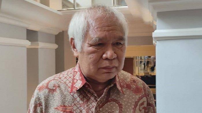 Oleh : Laksda Tni (Purn) Soleman B Ponto, St, Sh, Mh, Cpm, Cpar Teropongistana Jakarta - Rancangan Undang-Undang (Ruu) Perubahan Ketiga Atas Undang-Undang No. 2 Tahun 2002 Tentang Kepolisian Negara Republik Indonesia Telah Diajukan Sebagai Bentuk Penyesuaian Terhadap Dinamika Sosial, Teknologi, Dan Perkembangan Hukum. Namun Demikian, Terdapat Sejumlah Ketentuan Dalam Ruu Tersebut Yang Menimbulkan Potensi Pertentangan Dengan Undang-Undang Dasar Negara Republik Indonesia Tahun 1945 (Uud 1945), Undang-Undang No. 34 Tahun 2004 Tentang Tentara Nasional Indonesia (Uu Tni), Undang-Undang No. 8 Tahun 1981 Tentang Hukum Acara Pidana (Kuhap), Dan Undang-Undang No. 17 Tahun 2011 Tentang Intelijen Negara. Ruu Ini Perlu Diuji Secara Mendalam Karena Menyangkut Prinsip Dasar Negara Hukum, Pembagian Kekuasaan, Hak Asasi Manusia, Dan Tatanan Sistem Hukum Nasional, Jakarta 09 April 2025. Selain Itu, Ditemukan Bahwa Dalam Ruu Ini Tidak Secara Eksplisit Diatur Mengenai Sumber Pembiayaan Polri Dari Apbn Sebagaimana Semestinya Ditegaskan Dalam Undang-Undang Kelembagaan Negara. Hal Ini Kontras Dengan Pengaturan Mengenai Kompolnas Yang Justru Secara Jelas Disebutkan Mendapatkan Anggaran Dari Apbn. Potensi Bahaya: Mengabaikan Prinsip Akuntabilitas Keuangan Negara Sebagaimana Diatur Dalam Pasal 23 Ayat (1) Uud 1945, Yang Menyatakan Bahwa Semua Pengeluaran Negara Harus Ditetapkan Dalam Apbn. Berpotensi Membuka Celah Pendanaan Non-Apbn Yang Tidak Dapat Diawasi Oleh Dpr Maupun Bpk. Melemahkan Prinsip Transparansi Dan Pengawasan Terhadap Belanja Aparat Penegak Hukum. Bertentangan Dengan Asas Negara Hukum Dan Prinsip Budgetary Control Oleh Parlemen. Menimbulkan Kekaburan Mengenai Legitimasi Operasional Dan Anggaran Institusi Kepolisian Yang Memiliki Kewenangan Represif. Dengan Tidak Disebutkannya Pengaturan Eksplisit Mengenai Anggaran Polri Dari Apbn, Maka Terdapat Risiko Serius Munculnya Sumber-Sumber Pembiayaan Alternatif Yang Tidak Akuntabel Serta Menimbulkan Konflik Kepentingan Atau Bahkan Potensi Penyalahgunaan Kekuasaan Dan Korupsi Struktural. 1. Potensi Konsentrasi Kewenangan Tanpa Mekanisme Checks And Balances Ruu Memberikan Kewenangan Luas Kepada Polri Dalam Bidang: Intelijen Keamanan (Intelkam) Termasuk Pengumpulan Informasi, Deteksi Dini, Pengawasan Aliran Dana, Penindakan Di Ruang Siber, Penyadapan. Masalah Konstitusional: Ruu Ini Berpotensi Menimbulkan Konsentrasi Kekuasaan Dalam Satu Institusi, Yaitu Polri. Ini Bertentangan Dengan Asas Checks And Balances Dalam Pasal 1 Ayat (3) Uud 1945 Yang Menyatakan Bahwa “Negara Indonesia Adalah Negara Hukum.” Catatan Hukum, Tindakan Intelijen, Penyadapan, Dan Pemblokiran Ruang Siber Adalah Kewenangan Yang Secara Prinsip Harus Tunduk Pada Mekanisme Peradilan, Tidak Boleh Dilakukan Secara Bebas. 2.Perluasan Wewenang Polri Ke Luar Negeri Dan Ruang Siber Tanpa Landasan Konstitusional. Ruu Memperluas Yurisdiksi Polri Hingga: Perwakilan Ri Di Luar Negeri, Kapal Dan Pesawat Berbendera Indonesia Di Wilayah Internasional, Ruang Siber. Masalah Konstitusional: Uud 1945 Tidak Memberi Mandat Eksplisit Kepada Polri Untuk Menjalankan Fungsi Di Luar Batas Teritorial Nasional. Hal Ini Berpotensi Bertentangan Dengan Prinsip Kedaulatan Negara Lain, Serta Prinsip Non-Intervensi Sebagaimana Diatur Dalam Pasal 11 Uud 1945 Yang Menyatakan Bahwa Presiden Menyatakan Perang Dan Membuat Perdamaian Dengan Persetujuan Dpr. 3. Dominasi Polri Atas Penyidik Lain Mengikis Independensi Institusi Pasal 16 Dan Pasal 14 Ruu Menyebutkan Polri Memiliki: Kewenangan Membina, Mengawasi, Dan Mengendalikan Penyidik Lain (Ppns, Penyidik Lembaga Khusus), Kewenangan Menerima, Menolak, Atau Memberi Petunjuk Kepada Penyidik Lembaga Lain. Masalah Konstitusional: Ini Berpotensi Mereduksi Independensi Lembaga-Lembaga Negara Lain, Misalnya Kpk, Kejaksaan, Dan Lembaga Administrasi Sektoral Lainnya Termasuk Penyidik Tni Al. Bertentangan Dengan Semangat Pasal 24 Uud 1945 Mengenai Kekuasaan Kehakiman Yang Bebas Dari Intervensi Lembaga Lain, Serta Mengaburkan Pemisahan Kekuasaan Antara Eksekutif Dan Yudikatif. 4. Usia Pensiun Dan Jabatan Polri: Celah Untuk Kepentingan Kekuasaan Ruu Memperpanjang Usia Pensiun Perwira Tinggi Bintang Empat Dan Pejabat Fungsional Hingga 65 Tahun Melalui Keputusan Presiden. Masalah Konstitusional: Ini Membuka Ruang Politisasi Jabatan Polri, Khususnya Jika Proses Perpanjangan Tidak Disertai Kontrol Lembaga Lain. Bertentangan Dengan Asas Meritokrasi Dan Sistem Rotasi Kepemimpinan Yang Sehat, Serta Tidak Sesuai Dengan Pasal 28D Ayat (3) Uud 1945 Tentang Hak Setiap Warga Negara Untuk Memperoleh Kesempatan Yang Sama Dalam Pemerintahan. 5. Ancaman Terhadap Hak Asasi Manusia (Ham) Beberapa Kewenangan Dalam Ruu Berpotensi Melanggar: Hak Atas Privasi (Penyadapan, Pengawasan Dana), Hak Atas Informasi Dan Kebebasan Berekspresi (Pemutusan Akses Ruang Siber), Prinsip Due Process Of Law (Tindakan Cepat Tanpa Pengawasan Yudisial). Masalah Konstitusional: Bertentangan Dengan Pasal 28G Dan 28I Uud 1945, Yang Menjamin: Perlindungan Atas Diri Pribadi Dan Informasi Pribadi, Hak Untuk Bebas Dari Perlakuan Yang Sewenang-Wenang. Kesimpulan Ruu Perubahan Ketiga Atas Uu Polri Memuat Penguatan Kelembagaan Yang Penting. Namun, Dari Perspektif Konstitusional, Terdapat Sejumlah Pasal Yang: Berpotensi Melanggar Prinsip Negara Hukum Dan Demokrasi Konstitusional, Melemahkan Prinsip Pemisahan Kekuasaan Dan Independensi Kelembagaan, Menimbulkan Pelanggaran Hak Asasi Manusia Jika Tidak Dibarengi Mekanisme Pengawasan Yudisial Dan Legislatif Yang Ketat. Saran, Penataan Ulang Pasal-Pasal Yang Mengatur Wewenang Intelijen, Ruang Siber, Penyadapan Dan Pengawasan Lembaga Lain. Perlu Mekanisme Kontrol Oleh Dpr Dan Mahkamah Agung, Termasuk Melalui Peraturan Pemerintah Dan Peraturan Presiden Yang Transparan Dan Akuntabel. Perlu Penambahan Pasal Yang Mengatur Bahwa Seluruh Kegiatan Polri Dibiayai Dari Apbn.
