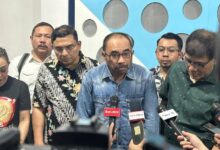 Teropongistana.com Jakarta - Berikut Ini Pandangan Saya Menanggapi Majalah Tempo Edisi 7-13 April 2025 Dengan Head Line “Tentakel Judi Kamboja”, Yang Mengaitkan Nama Tokoh-Tokoh Tertentu Dengan Judi Di Kamboja Secara Serampangan: Pertama, Sisi Kelam Dari Kebebasan Pers Seringkali Melahirkan “Penghakiman Sepihak”. Kita Menghormati Kemerdekaan Pers Yang Dijamin Konstitusi. Namun, Menurut Saya Pemberitaan Tanpa Disertai Data Dan Fakta Yang Kredibel Adalah Sebuah “Penghakiman Sepihak”, Trial By The Press. Bagi Saya, Trial By The Press Adalah Malapetaka Jurnalisme. Kedua, Itulah Yang Terjadi Pada Pemberitaan Majalah Tempo Edisi 7-13 April 2025 Dengan Head Line “Tentakel Judi Kamboja”, Yang Mengaitkan Nama Sufmi Dasco Ahmad Dengan Bisnis Kasino Di Kamboja. Saya Menilai Pemberitaan Tempo Yang Mengaitkan Sufmi Dasco Ahmad Tersebut Sebagai Sebuah Bentuk “Penghakiman Sepihak”. Ketiga, Saya Menilai Cover Both Side Yang Diterapkan Tempo Dalam Peliputan Tersebut Hanya Sekedar Formalitas Sebagai Pembenaran Atas Rumor Dan Desas-Desus Yang Direkayasa Sebagai Fakta Dan Data. Jadi, Sangat Wajar Jika Sufmi Dasco Ahmad Berhak Tidak Meladeni Konfirmasi Rumor Dan Desas-Desus Yang Ditulis Tempo. Karena Memang Sudah Menjadi Kebiasan Tempo Menjadikan Cover Both Side Sebagai Pelengkap Semata Untuk Penulisan Rumor Dan Desas-Desus Yang Telah Dipaksakan Sebagai Fakta Ditulis Sebagai Berita. Di Era Post Jurnalisme, Kita Tidak Hanya Mengenal Berita Palsu (Hoaks), Tapi Juga Berkembang Fakta Palsu, Yaitu Opini Dan Peristiwa Hasil Rekayasa Yang Dikembangkan Jadi Fakta. Keempat, Sekalipun Sufmi Dasco Ahmad Menggunakan Hak Jawabnya Melalui Mekanisme Dewan Pers, Namun “Penghakiman Sepihak” Seperti Yang Dilakukan Majalah Tempo Tidak Akan Sepenuhnya Dapat Memulihkan Kredibilitas Dan Nama Baik Yang Sudah Terlanjur Dicemarkan Dan Dirusak Melalui Berbagai Platform Media Sosial. Menurut Saya, Memang Pemberitaan Tempo Bertendensi Politik Yang Bertujuan Merusak Nama Baik Dan Kredibilitas Sufmi Dasco Ahmad Sebagai Pejabat Pemerintah Dan “Orang Dekat” Presiden Prabowo Subianto. Kelima, Setelah Saya Membaca Dengan Teliti Tiap Huruf, Kata Dan Kalimat, Tidak Ada Satupun Data Dan Fakta Yang Diungkap Oleh Tempo Untuk Memperkuat “Penghakiman Sepihak” Terhadap Sufmi Dasco Ahmad Yang Dikaitkan Dengan Judi Kasino Di Kamboja. Keenam, Karena Itu Saya Dapat Memastikan Pemberitaan Tempo Yang Mengaitkan Nama Sufmi Dasco Ahmad Dengan Judi Kasino Di Kamboja Berbasis Pada Rumor Dan Desas-Desus, Tanpa Fakta Dan Data. Saya Yakin Tempo Pasti Dapat Pasokan Rekayasa Rumor Dan Desas-Desus Dari Kelompok Kepentingan Yang Terganggu Dengan Peran Strategis Sufmi Dasco Ahmad Di Era Pemerintahan Presiden Prabowo Subianto. Ketujuh, Berdasarkan Pengalaman Pribadi Saya Yang Sering Mendengar Berbagai Informasi Dari Berbagai Pihak Dan Kepentingan, Nama Sufmi Dasco Ahmad Memang Sering Kali Dipakai-Pakai Oleh Berbagai Pihak Yang Mau Cari Aman, Cari Untung, Cari Project Dan Cari Jabatan, Tentu Tanpa Sepengetahuan Sufmi Dasco Ahmad. Kedelapan, Terakhir Sufmi Dasco Ahmad Mengundurkan Diri Dari Posisi Komisaris Utama Mnc Digital Entertainment, Tbk Pada Mei 2023. Menurut Cv Di Mnc Digital Entertainment, Tbk Sufmi Dasco Ahmad Pernah Berhubungan Bisnis Dengan Berbagai Perusahaan Di Luar Negeri, Termasuk Golden Oasis Entertainment Co Ltd. Kesembilan, Sebetulnya Tempo Edisi Agustus 2024, Mengaku Telah Mendapatkan Nama-Nama Pengelola Bisnis Tersebut Dari Sumber Resmi Kementerian Perdagangan Kamboja Dimana Sebagian Merupakan Warga Negara Kamboja Dan Tak Ada Nama Sufmi Dasco Ahmad Di Sana. Kesepuluh, Anehnya Pada Edisi 7-13 April 2025 Seiring Meningkatnya Situasi Politik, Tempo Menyangkutpautkan Nama Sufmi Dasco Ahmad Dengan Bisnis Kasino Di Kamboja. Penulisan Berita Mengaitkan Nama Sufmi Dasco Ahmad Tersebut Bernuansa Insinuatif Dan Bertendensi Politik. Padahal Dengan Nama-Nama Pengelola Golden Oasis Entertainment Co Ltd Termutakhir Yang Sudah Dikantonginya, Tempo Justru Tidak Melakukan Pendalaman Terhadap Mereka Dan Malah Melemparkan Rumor Dan Gosip Yang Secara Kejam Membunuh Karakter Personal Tanpa Bukti Yang Kuat. Kesebelas, Saya Kuatir Media Tempo Telah Terjebak Menjadi Media Rumor Dan Gosip Yang Diperalat Oleh Kelompok Kepentingan, Baik Kepentingan Bisnis Maupun Kepentingan Geopolitik, Sebagai Alat Untuk Melancarkan Intrik Politik. Keduabelas, Menurut Saya Pers Yang Dalam Pemberitaanya Melakukan “Penghakiman Sepihak” Sangat Berperan Dalam Merusak Kredibilitasnya Yang Diklaim Sebagai Salah Satu Pilar Demokrasi. Ketigabelas, Saya Berharap Pers Tidak Bertindak Menjadi Bagian Dari Operasi Pembusukan Terhadap Kebenaran (Truth Decay), Ketika Opini, Rumor Dan Desas-Desus Diolah Dan Direkayasa Sebagai Fakta Dan Informasi. Demikian Pandangan Ini Saya Sampaikan, Selamat Idul Fitri, Mohon Maaf Lahir Dan Batin.