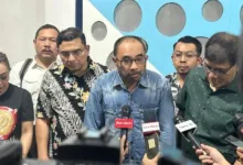 Teropongistana.com Jakarta - Berikut ini pandangan saya menanggapi Majalah Tempo edisi 7-13 April 2025 dengan head line “Tentakel Judi Kamboja”, yang mengaitkan nama tokoh-tokoh tertentu dengan judi di Kamboja secara serampangan: Pertama, sisi kelam dari kebebasan pers seringkali melahirkan “penghakiman sepihak”. Kita menghormati kemerdekaan pers yang dijamin konstitusi. Namun, menurut saya pemberitaan tanpa disertai data dan fakta yang kredibel adalah sebuah “penghakiman sepihak”, trial by the press. Bagi saya, trial by the press adalah malapetaka jurnalisme. Kedua, itulah yang terjadi pada pemberitaan Majalah Tempo edisi 7-13 April 2025 dengan head line “Tentakel Judi Kamboja”, yang mengaitkan nama Sufmi Dasco Ahmad dengan bisnis kasino di Kamboja. Saya menilai pemberitaan Tempo yang mengaitkan Sufmi Dasco Ahmad tersebut sebagai sebuah bentuk “penghakiman sepihak”. Ketiga, saya menilai cover both side yang diterapkan Tempo dalam peliputan tersebut hanya sekedar formalitas sebagai pembenaran atas rumor dan desas-desus yang direkayasa sebagai fakta dan data. Jadi, sangat wajar jika Sufmi Dasco Ahmad berhak tidak meladeni konfirmasi rumor dan desas-desus yang ditulis Tempo. Karena memang sudah menjadi kebiasan Tempo menjadikan cover both side sebagai pelengkap semata untuk penulisan rumor dan desas-desus yang telah dipaksakan sebagai fakta ditulis sebagai berita. Di era post jurnalisme, kita tidak hanya mengenal berita palsu (hoaks), tapi juga berkembang fakta palsu, yaitu opini dan peristiwa hasil rekayasa yang dikembangkan jadi fakta. Keempat, sekalipun Sufmi Dasco Ahmad menggunakan hak jawabnya melalui mekanisme Dewan Pers, namun “penghakiman sepihak” seperti yang dilakukan majalah Tempo tidak akan sepenuhnya dapat memulihkan kredibilitas dan nama baik yang sudah terlanjur dicemarkan dan dirusak melalui berbagai platform media sosial. Menurut saya, memang pemberitaan Tempo bertendensi politik yang bertujuan merusak nama baik dan kredibilitas Sufmi Dasco Ahmad sebagai pejabat pemerintah dan “orang dekat” Presiden Prabowo Subianto. Kelima, setelah saya membaca dengan teliti tiap huruf, kata dan kalimat, tidak ada satupun data dan fakta yang diungkap oleh Tempo untuk memperkuat “penghakiman sepihak” terhadap Sufmi Dasco Ahmad yang dikaitkan dengan judi kasino di Kamboja. Keenam, karena itu saya dapat memastikan pemberitaan Tempo yang mengaitkan nama Sufmi Dasco Ahmad dengan judi kasino di Kamboja berbasis pada rumor dan desas-desus, tanpa fakta dan data. Saya yakin Tempo pasti dapat pasokan rekayasa rumor dan desas-desus dari kelompok kepentingan yang terganggu dengan peran strategis Sufmi Dasco Ahmad di era Pemerintahan Presiden Prabowo Subianto. Ketujuh, berdasarkan pengalaman pribadi saya yang sering mendengar berbagai informasi dari berbagai pihak dan kepentingan, nama Sufmi Dasco Ahmad memang sering kali dipakai-pakai oleh berbagai pihak yang mau cari aman, cari untung, cari project dan cari jabatan, tentu tanpa sepengetahuan Sufmi Dasco Ahmad. Kedelapan, terakhir Sufmi Dasco Ahmad mengundurkan diri dari posisi Komisaris Utama MNC Digital Entertainment, Tbk pada Mei 2023. Menurut CV di MNC Digital Entertainment, Tbk Sufmi Dasco Ahmad pernah berhubungan bisnis dengan berbagai perusahaan di luar negeri, termasuk Golden Oasis Entertainment Co Ltd. Kesembilan, sebetulnya Tempo edisi Agustus 2024, mengaku telah mendapatkan nama-nama pengelola bisnis tersebut dari sumber resmi Kementerian Perdagangan Kamboja dimana sebagian merupakan Warga Negara Kamboja dan tak ada nama Sufmi Dasco Ahmad di sana. Kesepuluh, anehnya pada edisi 7-13 April 2025 seiring meningkatnya situasi politik, Tempo menyangkutpautkan nama Sufmi Dasco Ahmad dengan bisnis kasino di Kamboja. Penulisan berita mengaitkan nama Sufmi Dasco Ahmad tersebut bernuansa insinuatif dan bertendensi politik. Padahal dengan nama-nama pengelola Golden Oasis Entertainment Co Ltd termutakhir yang sudah dikantonginya, Tempo justru tidak melakukan pendalaman terhadap mereka dan malah melemparkan rumor dan gosip yang secara kejam membunuh karakter personal tanpa bukti yang kuat. Kesebelas, saya kuatir media Tempo telah terjebak menjadi media rumor dan gosip yang diperalat oleh kelompok kepentingan, baik kepentingan bisnis maupun kepentingan geopolitik, sebagai alat untuk melancarkan intrik politik. Keduabelas, menurut saya pers yang dalam pemberitaanya melakukan “penghakiman sepihak” sangat berperan dalam merusak kredibilitasnya yang diklaim sebagai salah satu pilar demokrasi. Ketigabelas, saya berharap pers tidak bertindak menjadi bagian dari operasi pembusukan terhadap kebenaran (truth decay), ketika opini, rumor dan desas-desus diolah dan direkayasa sebagai fakta dan informasi. Demikian pandangan ini saya sampaikan, selamat Idul Fitri, mohon maaf lahir dan batin.
