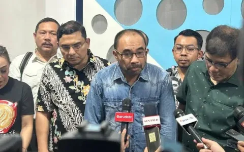Teropongistana.com Jakarta - Berikut ini pandangan saya menanggapi Majalah Tempo edisi 7-13 April 2025 dengan head line “Tentakel Judi Kamboja”, yang mengaitkan nama tokoh-tokoh tertentu dengan judi di Kamboja secara serampangan: Pertama, sisi kelam dari kebebasan pers seringkali melahirkan “penghakiman sepihak”. Kita menghormati kemerdekaan pers yang dijamin konstitusi. Namun, menurut saya pemberitaan tanpa disertai data dan fakta yang kredibel adalah sebuah “penghakiman sepihak”, trial by the press. Bagi saya, trial by the press adalah malapetaka jurnalisme. Kedua, itulah yang terjadi pada pemberitaan Majalah Tempo edisi 7-13 April 2025 dengan head line “Tentakel Judi Kamboja”, yang mengaitkan nama Sufmi Dasco Ahmad dengan bisnis kasino di Kamboja. Saya menilai pemberitaan Tempo yang mengaitkan Sufmi Dasco Ahmad tersebut sebagai sebuah bentuk “penghakiman sepihak”. Ketiga, saya menilai cover both side yang diterapkan Tempo dalam peliputan tersebut hanya sekedar formalitas sebagai pembenaran atas rumor dan desas-desus yang direkayasa sebagai fakta dan data. Jadi, sangat wajar jika Sufmi Dasco Ahmad berhak tidak meladeni konfirmasi rumor dan desas-desus yang ditulis Tempo. Karena memang sudah menjadi kebiasan Tempo menjadikan cover both side sebagai pelengkap semata untuk penulisan rumor dan desas-desus yang telah dipaksakan sebagai fakta ditulis sebagai berita. Di era post jurnalisme, kita tidak hanya mengenal berita palsu (hoaks), tapi juga berkembang fakta palsu, yaitu opini dan peristiwa hasil rekayasa yang dikembangkan jadi fakta. Keempat, sekalipun Sufmi Dasco Ahmad menggunakan hak jawabnya melalui mekanisme Dewan Pers, namun “penghakiman sepihak” seperti yang dilakukan majalah Tempo tidak akan sepenuhnya dapat memulihkan kredibilitas dan nama baik yang sudah terlanjur dicemarkan dan dirusak melalui berbagai platform media sosial. Menurut saya, memang pemberitaan Tempo bertendensi politik yang bertujuan merusak nama baik dan kredibilitas Sufmi Dasco Ahmad sebagai pejabat pemerintah dan “orang dekat” Presiden Prabowo Subianto. Kelima, setelah saya membaca dengan teliti tiap huruf, kata dan kalimat, tidak ada satupun data dan fakta yang diungkap oleh Tempo untuk memperkuat “penghakiman sepihak” terhadap Sufmi Dasco Ahmad yang dikaitkan dengan judi kasino di Kamboja. Keenam, karena itu saya dapat memastikan pemberitaan Tempo yang mengaitkan nama Sufmi Dasco Ahmad dengan judi kasino di Kamboja berbasis pada rumor dan desas-desus, tanpa fakta dan data. Saya yakin Tempo pasti dapat pasokan rekayasa rumor dan desas-desus dari kelompok kepentingan yang terganggu dengan peran strategis Sufmi Dasco Ahmad di era Pemerintahan Presiden Prabowo Subianto. Ketujuh, berdasarkan pengalaman pribadi saya yang sering mendengar berbagai informasi dari berbagai pihak dan kepentingan, nama Sufmi Dasco Ahmad memang sering kali dipakai-pakai oleh berbagai pihak yang mau cari aman, cari untung, cari project dan cari jabatan, tentu tanpa sepengetahuan Sufmi Dasco Ahmad. Kedelapan, terakhir Sufmi Dasco Ahmad mengundurkan diri dari posisi Komisaris Utama MNC Digital Entertainment, Tbk pada Mei 2023. Menurut CV di MNC Digital Entertainment, Tbk Sufmi Dasco Ahmad pernah berhubungan bisnis dengan berbagai perusahaan di luar negeri, termasuk Golden Oasis Entertainment Co Ltd. Kesembilan, sebetulnya Tempo edisi Agustus 2024, mengaku telah mendapatkan nama-nama pengelola bisnis tersebut dari sumber resmi Kementerian Perdagangan Kamboja dimana sebagian merupakan Warga Negara Kamboja dan tak ada nama Sufmi Dasco Ahmad di sana. Kesepuluh, anehnya pada edisi 7-13 April 2025 seiring meningkatnya situasi politik, Tempo menyangkutpautkan nama Sufmi Dasco Ahmad dengan bisnis kasino di Kamboja. Penulisan berita mengaitkan nama Sufmi Dasco Ahmad tersebut bernuansa insinuatif dan bertendensi politik. Padahal dengan nama-nama pengelola Golden Oasis Entertainment Co Ltd termutakhir yang sudah dikantonginya, Tempo justru tidak melakukan pendalaman terhadap mereka dan malah melemparkan rumor dan gosip yang secara kejam membunuh karakter personal tanpa bukti yang kuat. Kesebelas, saya kuatir media Tempo telah terjebak menjadi media rumor dan gosip yang diperalat oleh kelompok kepentingan, baik kepentingan bisnis maupun kepentingan geopolitik, sebagai alat untuk melancarkan intrik politik. Keduabelas, menurut saya pers yang dalam pemberitaanya melakukan “penghakiman sepihak” sangat berperan dalam merusak kredibilitasnya yang diklaim sebagai salah satu pilar demokrasi. Ketigabelas, saya berharap pers tidak bertindak menjadi bagian dari operasi pembusukan terhadap kebenaran (truth decay), ketika opini, rumor dan desas-desus diolah dan direkayasa sebagai fakta dan informasi. Demikian pandangan ini saya sampaikan, selamat Idul Fitri, mohon maaf lahir dan batin.