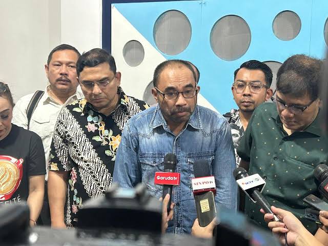 Teropongistana.com Jakarta - Berikut Ini Pandangan Saya Menanggapi Majalah Tempo Edisi 7-13 April 2025 Dengan Head Line “Tentakel Judi Kamboja”, Yang Mengaitkan Nama Tokoh-Tokoh Tertentu Dengan Judi Di Kamboja Secara Serampangan: Pertama, Sisi Kelam Dari Kebebasan Pers Seringkali Melahirkan “Penghakiman Sepihak”. Kita Menghormati Kemerdekaan Pers Yang Dijamin Konstitusi. Namun, Menurut Saya Pemberitaan Tanpa Disertai Data Dan Fakta Yang Kredibel Adalah Sebuah “Penghakiman Sepihak”, Trial By The Press. Bagi Saya, Trial By The Press Adalah Malapetaka Jurnalisme. Kedua, Itulah Yang Terjadi Pada Pemberitaan Majalah Tempo Edisi 7-13 April 2025 Dengan Head Line “Tentakel Judi Kamboja”, Yang Mengaitkan Nama Sufmi Dasco Ahmad Dengan Bisnis Kasino Di Kamboja. Saya Menilai Pemberitaan Tempo Yang Mengaitkan Sufmi Dasco Ahmad Tersebut Sebagai Sebuah Bentuk “Penghakiman Sepihak”. Ketiga, Saya Menilai Cover Both Side Yang Diterapkan Tempo Dalam Peliputan Tersebut Hanya Sekedar Formalitas Sebagai Pembenaran Atas Rumor Dan Desas-Desus Yang Direkayasa Sebagai Fakta Dan Data. Jadi, Sangat Wajar Jika Sufmi Dasco Ahmad Berhak Tidak Meladeni Konfirmasi Rumor Dan Desas-Desus Yang Ditulis Tempo. Karena Memang Sudah Menjadi Kebiasan Tempo Menjadikan Cover Both Side Sebagai Pelengkap Semata Untuk Penulisan Rumor Dan Desas-Desus Yang Telah Dipaksakan Sebagai Fakta Ditulis Sebagai Berita. Di Era Post Jurnalisme, Kita Tidak Hanya Mengenal Berita Palsu (Hoaks), Tapi Juga Berkembang Fakta Palsu, Yaitu Opini Dan Peristiwa Hasil Rekayasa Yang Dikembangkan Jadi Fakta. Keempat, Sekalipun Sufmi Dasco Ahmad Menggunakan Hak Jawabnya Melalui Mekanisme Dewan Pers, Namun “Penghakiman Sepihak” Seperti Yang Dilakukan Majalah Tempo Tidak Akan Sepenuhnya Dapat Memulihkan Kredibilitas Dan Nama Baik Yang Sudah Terlanjur Dicemarkan Dan Dirusak Melalui Berbagai Platform Media Sosial. Menurut Saya, Memang Pemberitaan Tempo Bertendensi Politik Yang Bertujuan Merusak Nama Baik Dan Kredibilitas Sufmi Dasco Ahmad Sebagai Pejabat Pemerintah Dan “Orang Dekat” Presiden Prabowo Subianto. Kelima, Setelah Saya Membaca Dengan Teliti Tiap Huruf, Kata Dan Kalimat, Tidak Ada Satupun Data Dan Fakta Yang Diungkap Oleh Tempo Untuk Memperkuat “Penghakiman Sepihak” Terhadap Sufmi Dasco Ahmad Yang Dikaitkan Dengan Judi Kasino Di Kamboja. Keenam, Karena Itu Saya Dapat Memastikan Pemberitaan Tempo Yang Mengaitkan Nama Sufmi Dasco Ahmad Dengan Judi Kasino Di Kamboja Berbasis Pada Rumor Dan Desas-Desus, Tanpa Fakta Dan Data. Saya Yakin Tempo Pasti Dapat Pasokan Rekayasa Rumor Dan Desas-Desus Dari Kelompok Kepentingan Yang Terganggu Dengan Peran Strategis Sufmi Dasco Ahmad Di Era Pemerintahan Presiden Prabowo Subianto. Ketujuh, Berdasarkan Pengalaman Pribadi Saya Yang Sering Mendengar Berbagai Informasi Dari Berbagai Pihak Dan Kepentingan, Nama Sufmi Dasco Ahmad Memang Sering Kali Dipakai-Pakai Oleh Berbagai Pihak Yang Mau Cari Aman, Cari Untung, Cari Project Dan Cari Jabatan, Tentu Tanpa Sepengetahuan Sufmi Dasco Ahmad. Kedelapan, Terakhir Sufmi Dasco Ahmad Mengundurkan Diri Dari Posisi Komisaris Utama Mnc Digital Entertainment, Tbk Pada Mei 2023. Menurut Cv Di Mnc Digital Entertainment, Tbk Sufmi Dasco Ahmad Pernah Berhubungan Bisnis Dengan Berbagai Perusahaan Di Luar Negeri, Termasuk Golden Oasis Entertainment Co Ltd. Kesembilan, Sebetulnya Tempo Edisi Agustus 2024, Mengaku Telah Mendapatkan Nama-Nama Pengelola Bisnis Tersebut Dari Sumber Resmi Kementerian Perdagangan Kamboja Dimana Sebagian Merupakan Warga Negara Kamboja Dan Tak Ada Nama Sufmi Dasco Ahmad Di Sana. Kesepuluh, Anehnya Pada Edisi 7-13 April 2025 Seiring Meningkatnya Situasi Politik, Tempo Menyangkutpautkan Nama Sufmi Dasco Ahmad Dengan Bisnis Kasino Di Kamboja. Penulisan Berita Mengaitkan Nama Sufmi Dasco Ahmad Tersebut Bernuansa Insinuatif Dan Bertendensi Politik. Padahal Dengan Nama-Nama Pengelola Golden Oasis Entertainment Co Ltd Termutakhir Yang Sudah Dikantonginya, Tempo Justru Tidak Melakukan Pendalaman Terhadap Mereka Dan Malah Melemparkan Rumor Dan Gosip Yang Secara Kejam Membunuh Karakter Personal Tanpa Bukti Yang Kuat. Kesebelas, Saya Kuatir Media Tempo Telah Terjebak Menjadi Media Rumor Dan Gosip Yang Diperalat Oleh Kelompok Kepentingan, Baik Kepentingan Bisnis Maupun Kepentingan Geopolitik, Sebagai Alat Untuk Melancarkan Intrik Politik. Keduabelas, Menurut Saya Pers Yang Dalam Pemberitaanya Melakukan “Penghakiman Sepihak” Sangat Berperan Dalam Merusak Kredibilitasnya Yang Diklaim Sebagai Salah Satu Pilar Demokrasi. Ketigabelas, Saya Berharap Pers Tidak Bertindak Menjadi Bagian Dari Operasi Pembusukan Terhadap Kebenaran (Truth Decay), Ketika Opini, Rumor Dan Desas-Desus Diolah Dan Direkayasa Sebagai Fakta Dan Informasi. Demikian Pandangan Ini Saya Sampaikan, Selamat Idul Fitri, Mohon Maaf Lahir Dan Batin.
