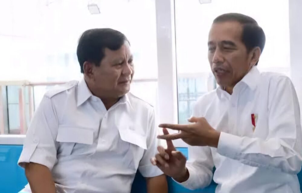 Pengamat Sebut Prabowo Harus Lepas Dari Bayang-Bayang Jokowi Copot Mentri Titipan Teropongistana.com Jakarta - Presiden Prabowo Subianto Diminta Untuk Merombak Anak Buahnya Di Kabinet Merah Putih, Terutama Menteri-Menteri Yang Dianggap Tidak Loyal Dan Warisan Dari Pemerintahan Sebelumnya. Direktur Eksekutif Indonesia Political Opinion (Ipo) Dedi Kurnia Syah Berpendapat Prabowo Harus Menjaga Marwah Pemerintahan Dengan Melakukan Reshuffle Kabinet.  “Pergantian (Menteri) Diperlukan Agar Prabowo Benar-Benar Berdaulat, Dan Lepas Dari Iklim Kekuasaan Jokowi,” Ungkap Dedi Kurnia, Minggu, 6 April 2025. Menurutnya, Dengan Mengganti Seluruh Titipan Jokowi Di Pemerintahan, Prabowo Akan Dikenang Rakyat Sebagai Presiden Yang Independen Tidak Diintervensi Dari Pihak Manapun Atau Dianggap Sebagai Boneka Pemerintahan Sebelumnya. “Dengan Mengganti Seluruh Tokoh Pro Jokowi Akan Membuat Prabowo Dipercaya Mandiri Dan Berdaulat Sebagai Presiden,” Tutupnya. 