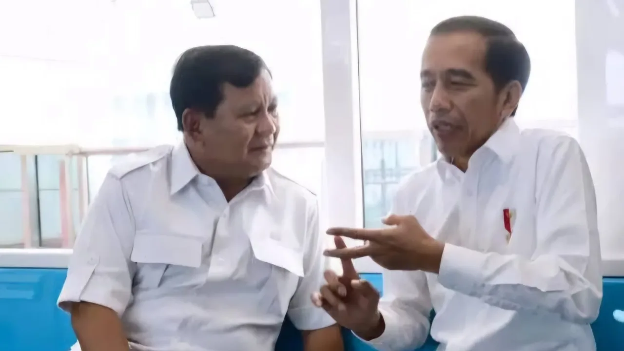 Pengamat Sebut Prabowo Harus Lepas dari Bayang-bayang Jokowi Copot Mentri Titipan Teropongistana.com Jakarta - Presiden Prabowo Subianto diminta untuk merombak anak buahnya di kabinet Merah Putih, terutama menteri-menteri yang dianggap tidak loyal dan warisan dari pemerintahan sebelumnya. Direktur Eksekutif Indonesia Political Opinion (IPO) Dedi Kurnia Syah berpendapat Prabowo harus menjaga marwah pemerintahan dengan melakukan reshuffle kabinet.  “Pergantian (menteri) diperlukan agar Prabowo benar-benar berdaulat, dan lepas dari iklim kekuasaan Jokowi,” ungkap Dedi Kurnia, Minggu, 6 April 2025. Menurutnya, dengan mengganti seluruh titipan Jokowi di pemerintahan, Prabowo akan dikenang rakyat sebagai presiden yang independen tidak diintervensi dari pihak manapun atau dianggap sebagai boneka pemerintahan sebelumnya. “Dengan mengganti seluruh tokoh pro Jokowi akan membuat Prabowo dipercaya mandiri dan berdaulat sebagai Presiden,” tutupnya. 