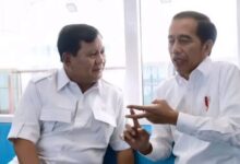 Pengamat Sebut Prabowo Harus Lepas Dari Bayang-Bayang Jokowi Copot Mentri Titipan Teropongistana.com Jakarta - Presiden Prabowo Subianto Diminta Untuk Merombak Anak Buahnya Di Kabinet Merah Putih, Terutama Menteri-Menteri Yang Dianggap Tidak Loyal Dan Warisan Dari Pemerintahan Sebelumnya. Direktur Eksekutif Indonesia Political Opinion (Ipo) Dedi Kurnia Syah Berpendapat Prabowo Harus Menjaga Marwah Pemerintahan Dengan Melakukan Reshuffle Kabinet.  “Pergantian (Menteri) Diperlukan Agar Prabowo Benar-Benar Berdaulat, Dan Lepas Dari Iklim Kekuasaan Jokowi,” Ungkap Dedi Kurnia, Minggu, 6 April 2025. Menurutnya, Dengan Mengganti Seluruh Titipan Jokowi Di Pemerintahan, Prabowo Akan Dikenang Rakyat Sebagai Presiden Yang Independen Tidak Diintervensi Dari Pihak Manapun Atau Dianggap Sebagai Boneka Pemerintahan Sebelumnya. “Dengan Mengganti Seluruh Tokoh Pro Jokowi Akan Membuat Prabowo Dipercaya Mandiri Dan Berdaulat Sebagai Presiden,” Tutupnya. 