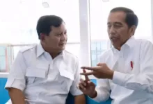 Pengamat Sebut Prabowo Harus Lepas dari Bayang-bayang Jokowi Copot Mentri Titipan Teropongistana.com Jakarta - Presiden Prabowo Subianto diminta untuk merombak anak buahnya di kabinet Merah Putih, terutama menteri-menteri yang dianggap tidak loyal dan warisan dari pemerintahan sebelumnya. Direktur Eksekutif Indonesia Political Opinion (IPO) Dedi Kurnia Syah berpendapat Prabowo harus menjaga marwah pemerintahan dengan melakukan reshuffle kabinet.  “Pergantian (menteri) diperlukan agar Prabowo benar-benar berdaulat, dan lepas dari iklim kekuasaan Jokowi,” ungkap Dedi Kurnia, Minggu, 6 April 2025. Menurutnya, dengan mengganti seluruh titipan Jokowi di pemerintahan, Prabowo akan dikenang rakyat sebagai presiden yang independen tidak diintervensi dari pihak manapun atau dianggap sebagai boneka pemerintahan sebelumnya. “Dengan mengganti seluruh tokoh pro Jokowi akan membuat Prabowo dipercaya mandiri dan berdaulat sebagai Presiden,” tutupnya. 