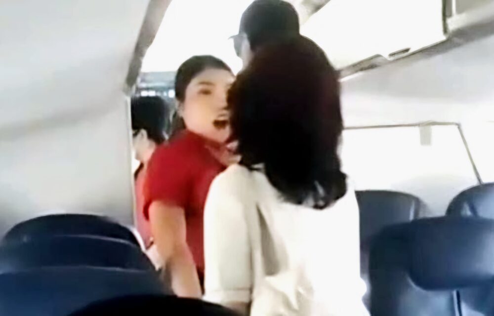 Jakarta - Sebuah Video Viral Di Medsos Diduga Anggota Dprd Sumut Mendorong Dan Mencekik Pramugari Di Dalam Pesawat, Senin (14/4). Keributan Terjadi Diduga Karena Masalah Koper. Dalam Video Yang Beredar Menyebutkan Anggota Dprd Sumut Itu Berinisial Mz Dari Fraksi Golkar. Keributan Terjadi Lantaran Mz Tak Terima Setelah Kopernya Dipindahkan Ke Belakang Oleh Awak Kabin. Saat Dikonfirmasi, Ketua Dpd Partai Golkar Sumut, Musa Rajekshah Alias Ijeck Membenarkan Perempuan Yang Terlibat Keributan Dengan Pramugari Itu Merupakan Kader Partainya Di Dprd Sumut Yakni Megawati Zebua (Mz). &Quot;Benar,&Quot; Kata Ijeck. Namun Begitu, Ijeck Tidak Menjelaskan Lebih Jauh Terkait Masalah Itu. Sementara Itu, Ketua Dprd Sumut, Erni Ariyanti Saat Dikonfirmasi Cnnindonesia.com Mengatakan Belum Mengetahui Secara Pasti Terkait Video Viral Itu &Quot;Saya Belum Tahu Kejadian Sebenarnya Seperti Apa. Saya Belum Bertemu Dengan Ibu Megawati Untuk Menanyakan Hal Tersebut. Saya Tanyakan Kepastiannya Dulu Dengan Beliau,&Quot; Ucapnya. Dalam Video Viral Tersebut Tampak Mz Yang Mengenakan Kaos Putih Terlibat Cekcok Dengan Pramugari Berbaju Merah. Dia Menuding Pramugari Tersebut Sengaja Memperpanjang Keributan Itu. &Quot;Awas Kau, Aku Mau Duduk, Udah Selesai. Kau Yang Memperpanjang,&Quot; Ujar Mz Marah Dalam Rekaman Video Yang Viral Itu. Tak Sampai Di Situ, Mz Juga Tampak Mendorong Dan Nyaris Mencekik Leher Pramugari Itu. Melihat Keributan Itu, Pria Berbaju Hitam Yang Ada Di Belakang Pramuragi Mencoba Melerai. Setelah Itu Mz Tampak Menelepon Seseorang. Belum Ada Pernyataan Resmi Dari Megawati Zebua Dan Maskapai Penerbangan Tersebut Terkait Insiden Yang Rekamannya Viral Itu.