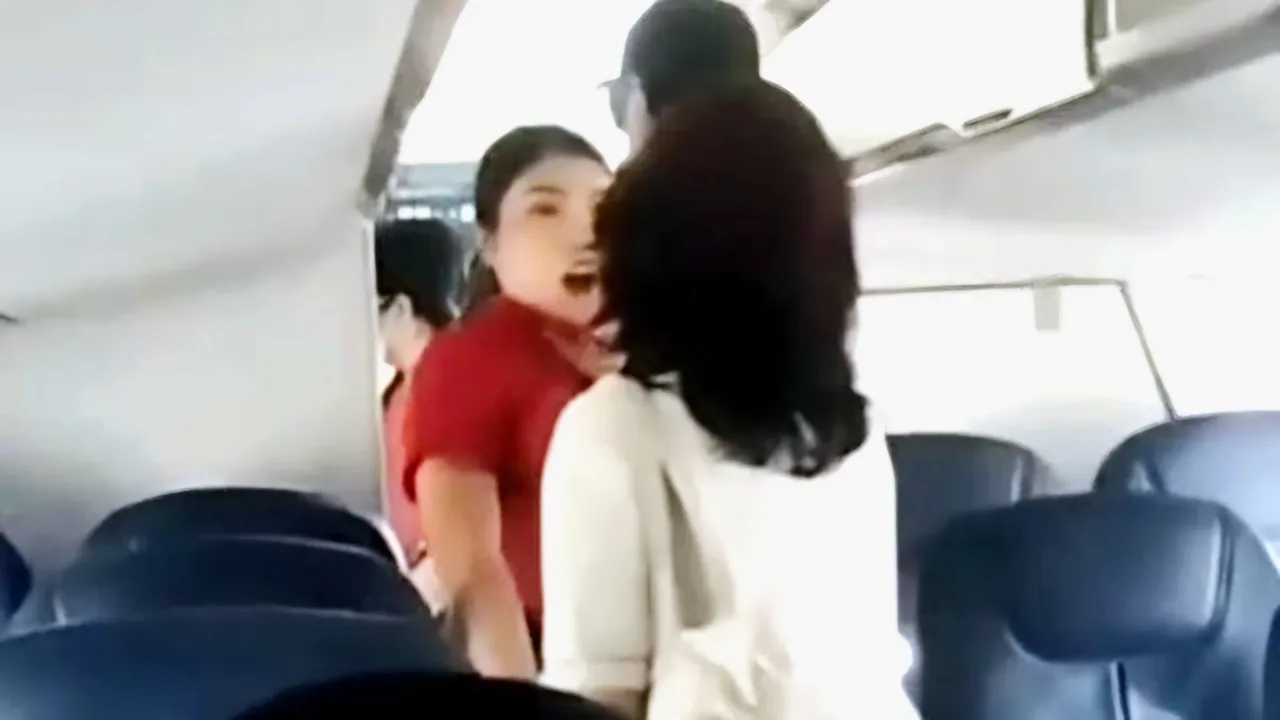 Jakarta - Sebuah video viral di medsos diduga anggota DPRD Sumut mendorong dan mencekik pramugari di dalam pesawat, Senin (14/4). Keributan terjadi diduga karena masalah koper. Dalam video yang beredar menyebutkan anggota DPRD Sumut itu berinisial MZ dari Fraksi Golkar. Keributan terjadi lantaran MZ tak terima setelah kopernya dipindahkan ke belakang oleh awak kabin. Saat dikonfirmasi, Ketua DPD Partai Golkar Sumut, Musa Rajekshah alias Ijeck membenarkan perempuan yang terlibat keributan dengan pramugari itu merupakan kader partainya di DPRD Sumut yakni Megawati Zebua (MZ). "Benar," kata Ijeck. Namun begitu, Ijeck tidak menjelaskan lebih jauh terkait masalah itu. Sementara itu, Ketua DPRD Sumut, Erni Ariyanti saat dikonfirmasi CNNIndonesia.com mengatakan belum mengetahui secara pasti terkait video viral itu "Saya belum tahu kejadian sebenarnya seperti apa. Saya belum bertemu dengan ibu Megawati untuk menanyakan hal tersebut. Saya tanyakan kepastiannya dulu dengan beliau," ucapnya. Dalam video viral tersebut tampak MZ yang mengenakan kaos putih terlibat cekcok dengan pramugari berbaju merah. Dia menuding pramugari tersebut sengaja memperpanjang keributan itu. "Awas kau, aku mau duduk, udah selesai. Kau yang memperpanjang," ujar MZ marah dalam rekaman video yang viral itu. Tak sampai di situ, MZ juga tampak mendorong dan nyaris mencekik leher pramugari itu. Melihat keributan itu, pria berbaju hitam yang ada di belakang pramuragi mencoba melerai. Setelah itu MZ tampak menelepon seseorang. Belum ada pernyataan resmi dari Megawati Zebua dan maskapai penerbangan tersebut terkait insiden yang rekamannya viral itu.