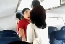 Jakarta - Sebuah Video Viral Di Medsos Diduga Anggota Dprd Sumut Mendorong Dan Mencekik Pramugari Di Dalam Pesawat, Senin (14/4). Keributan Terjadi Diduga Karena Masalah Koper. Dalam Video Yang Beredar Menyebutkan Anggota Dprd Sumut Itu Berinisial Mz Dari Fraksi Golkar. Keributan Terjadi Lantaran Mz Tak Terima Setelah Kopernya Dipindahkan Ke Belakang Oleh Awak Kabin. Saat Dikonfirmasi, Ketua Dpd Partai Golkar Sumut, Musa Rajekshah Alias Ijeck Membenarkan Perempuan Yang Terlibat Keributan Dengan Pramugari Itu Merupakan Kader Partainya Di Dprd Sumut Yakni Megawati Zebua (Mz). &Quot;Benar,&Quot; Kata Ijeck. Namun Begitu, Ijeck Tidak Menjelaskan Lebih Jauh Terkait Masalah Itu. Sementara Itu, Ketua Dprd Sumut, Erni Ariyanti Saat Dikonfirmasi Cnnindonesia.com Mengatakan Belum Mengetahui Secara Pasti Terkait Video Viral Itu &Quot;Saya Belum Tahu Kejadian Sebenarnya Seperti Apa. Saya Belum Bertemu Dengan Ibu Megawati Untuk Menanyakan Hal Tersebut. Saya Tanyakan Kepastiannya Dulu Dengan Beliau,&Quot; Ucapnya. Dalam Video Viral Tersebut Tampak Mz Yang Mengenakan Kaos Putih Terlibat Cekcok Dengan Pramugari Berbaju Merah. Dia Menuding Pramugari Tersebut Sengaja Memperpanjang Keributan Itu. &Quot;Awas Kau, Aku Mau Duduk, Udah Selesai. Kau Yang Memperpanjang,&Quot; Ujar Mz Marah Dalam Rekaman Video Yang Viral Itu. Tak Sampai Di Situ, Mz Juga Tampak Mendorong Dan Nyaris Mencekik Leher Pramugari Itu. Melihat Keributan Itu, Pria Berbaju Hitam Yang Ada Di Belakang Pramuragi Mencoba Melerai. Setelah Itu Mz Tampak Menelepon Seseorang. Belum Ada Pernyataan Resmi Dari Megawati Zebua Dan Maskapai Penerbangan Tersebut Terkait Insiden Yang Rekamannya Viral Itu.