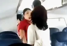 Jakarta - Sebuah video viral di medsos diduga anggota DPRD Sumut mendorong dan mencekik pramugari di dalam pesawat, Senin (14/4). Keributan terjadi diduga karena masalah koper. Dalam video yang beredar menyebutkan anggota DPRD Sumut itu berinisial MZ dari Fraksi Golkar. Keributan terjadi lantaran MZ tak terima setelah kopernya dipindahkan ke belakang oleh awak kabin. Saat dikonfirmasi, Ketua DPD Partai Golkar Sumut, Musa Rajekshah alias Ijeck membenarkan perempuan yang terlibat keributan dengan pramugari itu merupakan kader partainya di DPRD Sumut yakni Megawati Zebua (MZ). "Benar," kata Ijeck. Namun begitu, Ijeck tidak menjelaskan lebih jauh terkait masalah itu. Sementara itu, Ketua DPRD Sumut, Erni Ariyanti saat dikonfirmasi CNNIndonesia.com mengatakan belum mengetahui secara pasti terkait video viral itu "Saya belum tahu kejadian sebenarnya seperti apa. Saya belum bertemu dengan ibu Megawati untuk menanyakan hal tersebut. Saya tanyakan kepastiannya dulu dengan beliau," ucapnya. Dalam video viral tersebut tampak MZ yang mengenakan kaos putih terlibat cekcok dengan pramugari berbaju merah. Dia menuding pramugari tersebut sengaja memperpanjang keributan itu. "Awas kau, aku mau duduk, udah selesai. Kau yang memperpanjang," ujar MZ marah dalam rekaman video yang viral itu. Tak sampai di situ, MZ juga tampak mendorong dan nyaris mencekik leher pramugari itu. Melihat keributan itu, pria berbaju hitam yang ada di belakang pramuragi mencoba melerai. Setelah itu MZ tampak menelepon seseorang. Belum ada pernyataan resmi dari Megawati Zebua dan maskapai penerbangan tersebut terkait insiden yang rekamannya viral itu.