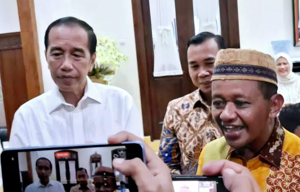 Jakarta - Isu Munaslub Parta Golkar Kembali Menguat Di Internal Pengurus Apalagi Setelah Ketua Umum Partai Golkar Bahlil Lahadalia Menyinggung Soal Isu Reshuffle Pengurus Jika Ada Kader Yang Tidak Taat Terhadap Amanah Organisasi. Hal Itu Disampaikan Bahlil Ketika Memberikan Sambutan Acara Silaturahmi Dan Halal Bihalal Partai Golkar Di Gedung Dpp Partai Golkar, Jalan Anggrek Neli, Jakarta Barat, Rabu Malam, 16 April 2025. Ketika Ditanya Soal Adanya Reshuffle Pengurus Menyusul Isu Munaslub Partai Golkar Yang Akan Melengserkan Kepemimpinannya, Bahlil Mengatakan Bahwa Apa Yang Disampaikannya Itu Sebatas Candaan. &Quot;Nggak Ada. Itu Biasa Saja. Kita Kan Pidato Harus Memahami Joke-Joke Juga,&Quot; Kata Bahlil Di Lokasi. Menteri Esdm Itu Menerangkan Bahwa Adanya Isu Munaslub Itu Tidak Benar. &Quot;Kamu Nggak Lihat Kita Solid Seperti Ini?&Quot; Tegasnya. Namun Informasi Yang Didapat Dari Pengurus Dpp Partai Golkar Yang Enggan Disebutkan Namanya, Didalam Kepengurusan Dpp Partai Golkar Sendiri Mulai Terlihat Berkubu Ada Kubu Penguasa Yang Mendominan Ada Juga Yang Terdolimi. Golkar Sekarang Banyak Di Isi Orang-Orang Ketua Umum Bahlil Lahadalia Sehingga Yang Lain Tidak Di Berikan Porsi Yang Semstinya. &Quot; Semua Sudah Bergerak Apa Lagi Setelah Ketua Umum Bahlil Selalu Mengait-Ngatitkan Golkar Dengan Jokowi, Jangan Menjebak Golkar Dengan Keinginan Pribadi Bahlil,Ungkapnya. Ingat Jangan Mentang-Mentang Bahlil Anak Kesayangan Persiden Ke 7 Jokowi Sehingga Apa-Apa Harus Bawa Presiden Jokowi Golkar Ini Siapapun Presidenya Harus Dukung Demi Rakyat Indonesia Bukan Di Jadikan Alat Kepentingan Pribadi Ketua Umum. Harus Di Garis Bawahi Sekarang Presidenya Prabowo Subianto Bukan Lagi Raja Jawa, Kata Dia.