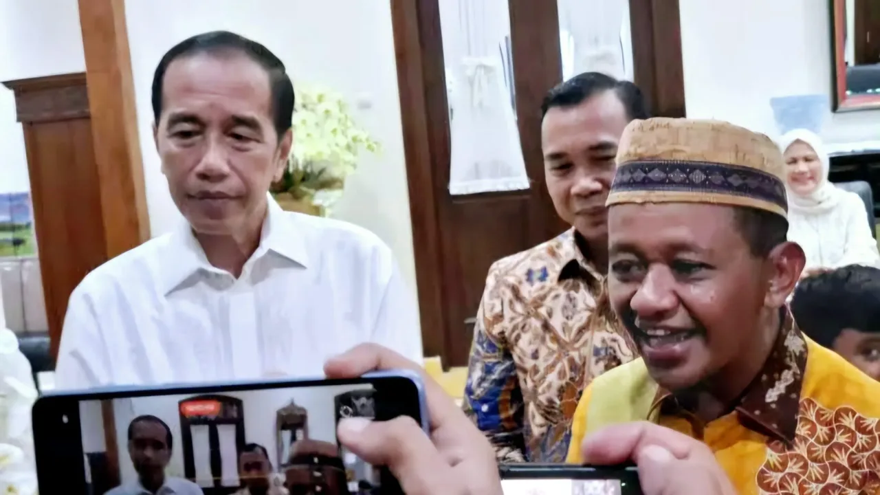 Jakarta - Isu Munaslub Parta Golkar kembali menguat di internal pengurus apalagi setelah Ketua Umum Partai Golkar Bahlil Lahadalia menyinggung soal isu reshuffle pengurus jika ada kader yang tidak taat terhadap amanah organisasi. Hal itu disampaikan Bahlil ketika memberikan sambutan acara Silaturahmi dan Halal Bihalal Partai Golkar di Gedung DPP Partai Golkar, Jalan Anggrek Neli, Jakarta Barat, Rabu malam, 16 April 2025. Ketika ditanya soal adanya reshuffle pengurus menyusul isu Munaslub Partai Golkar yang akan melengserkan kepemimpinannya, Bahlil mengatakan bahwa apa yang disampaikannya itu sebatas candaan. "Nggak ada. Itu biasa saja. Kita kan pidato harus memahami joke-joke juga," kata Bahlil di lokasi. Menteri ESDM itu menerangkan bahwa adanya isu Munaslub itu tidak benar. "Kamu nggak lihat kita solid seperti ini?" tegasnya. Namun Informasi yang didapat dari pengurus DPP Partai Golkar yang enggan disebutkan namanya, Didalam kepengurusan dpp partai golkar sendiri mulai terlihat berkubu ada kubu penguasa yang mendominan ada juga yang terdolimi. Golkar sekarang banyak di isi orang-orang ketua umum bahlil lahadalia sehingga yang lain tidak di berikan porsi yang semstinya. " Semua sudah bergerak apa lagi setelah ketua umum bahlil selalu mengait-ngatitkan Golkar dengan jokowi, jangan menjebak golkar dengan keinginan pribadi bahlil,ungkapnya. Ingat jangan mentang-mentang bahlil anak kesayangan Persiden ke 7 Jokowi sehingga apa-apa harus bawa presiden Jokowi Golkar ini siapapun presidenya harus dukung demi rakyat indonesia bukan di jadikan alat kepentingan pribadi ketua umum. Harus di garis bawahi sekarang presidenya Prabowo Subianto bukan lagi Raja Jawa, Kata dia.