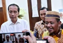 Jakarta - Isu Munaslub Parta Golkar Kembali Menguat Di Internal Pengurus Apalagi Setelah Ketua Umum Partai Golkar Bahlil Lahadalia Menyinggung Soal Isu Reshuffle Pengurus Jika Ada Kader Yang Tidak Taat Terhadap Amanah Organisasi. Hal Itu Disampaikan Bahlil Ketika Memberikan Sambutan Acara Silaturahmi Dan Halal Bihalal Partai Golkar Di Gedung Dpp Partai Golkar, Jalan Anggrek Neli, Jakarta Barat, Rabu Malam, 16 April 2025. Ketika Ditanya Soal Adanya Reshuffle Pengurus Menyusul Isu Munaslub Partai Golkar Yang Akan Melengserkan Kepemimpinannya, Bahlil Mengatakan Bahwa Apa Yang Disampaikannya Itu Sebatas Candaan. &Quot;Nggak Ada. Itu Biasa Saja. Kita Kan Pidato Harus Memahami Joke-Joke Juga,&Quot; Kata Bahlil Di Lokasi. Menteri Esdm Itu Menerangkan Bahwa Adanya Isu Munaslub Itu Tidak Benar. &Quot;Kamu Nggak Lihat Kita Solid Seperti Ini?&Quot; Tegasnya. Namun Informasi Yang Didapat Dari Pengurus Dpp Partai Golkar Yang Enggan Disebutkan Namanya, Didalam Kepengurusan Dpp Partai Golkar Sendiri Mulai Terlihat Berkubu Ada Kubu Penguasa Yang Mendominan Ada Juga Yang Terdolimi. Golkar Sekarang Banyak Di Isi Orang-Orang Ketua Umum Bahlil Lahadalia Sehingga Yang Lain Tidak Di Berikan Porsi Yang Semstinya. &Quot; Semua Sudah Bergerak Apa Lagi Setelah Ketua Umum Bahlil Selalu Mengait-Ngatitkan Golkar Dengan Jokowi, Jangan Menjebak Golkar Dengan Keinginan Pribadi Bahlil,Ungkapnya. Ingat Jangan Mentang-Mentang Bahlil Anak Kesayangan Persiden Ke 7 Jokowi Sehingga Apa-Apa Harus Bawa Presiden Jokowi Golkar Ini Siapapun Presidenya Harus Dukung Demi Rakyat Indonesia Bukan Di Jadikan Alat Kepentingan Pribadi Ketua Umum. Harus Di Garis Bawahi Sekarang Presidenya Prabowo Subianto Bukan Lagi Raja Jawa, Kata Dia.
