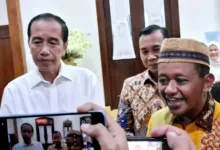 Jakarta - Isu Munaslub Parta Golkar kembali menguat di internal pengurus apalagi setelah Ketua Umum Partai Golkar Bahlil Lahadalia menyinggung soal isu reshuffle pengurus jika ada kader yang tidak taat terhadap amanah organisasi. Hal itu disampaikan Bahlil ketika memberikan sambutan acara Silaturahmi dan Halal Bihalal Partai Golkar di Gedung DPP Partai Golkar, Jalan Anggrek Neli, Jakarta Barat, Rabu malam, 16 April 2025. Ketika ditanya soal adanya reshuffle pengurus menyusul isu Munaslub Partai Golkar yang akan melengserkan kepemimpinannya, Bahlil mengatakan bahwa apa yang disampaikannya itu sebatas candaan. "Nggak ada. Itu biasa saja. Kita kan pidato harus memahami joke-joke juga," kata Bahlil di lokasi. Menteri ESDM itu menerangkan bahwa adanya isu Munaslub itu tidak benar. "Kamu nggak lihat kita solid seperti ini?" tegasnya. Namun Informasi yang didapat dari pengurus DPP Partai Golkar yang enggan disebutkan namanya, Didalam kepengurusan dpp partai golkar sendiri mulai terlihat berkubu ada kubu penguasa yang mendominan ada juga yang terdolimi. Golkar sekarang banyak di isi orang-orang ketua umum bahlil lahadalia sehingga yang lain tidak di berikan porsi yang semstinya. " Semua sudah bergerak apa lagi setelah ketua umum bahlil selalu mengait-ngatitkan Golkar dengan jokowi, jangan menjebak golkar dengan keinginan pribadi bahlil,ungkapnya. Ingat jangan mentang-mentang bahlil anak kesayangan Persiden ke 7 Jokowi sehingga apa-apa harus bawa presiden Jokowi Golkar ini siapapun presidenya harus dukung demi rakyat indonesia bukan di jadikan alat kepentingan pribadi ketua umum. Harus di garis bawahi sekarang presidenya Prabowo Subianto bukan lagi Raja Jawa, Kata dia.