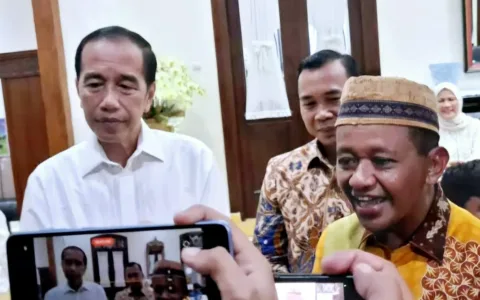 Jakarta - Isu Munaslub Parta Golkar kembali menguat di internal pengurus apalagi setelah Ketua Umum Partai Golkar Bahlil Lahadalia menyinggung soal isu reshuffle pengurus jika ada kader yang tidak taat terhadap amanah organisasi. Hal itu disampaikan Bahlil ketika memberikan sambutan acara Silaturahmi dan Halal Bihalal Partai Golkar di Gedung DPP Partai Golkar, Jalan Anggrek Neli, Jakarta Barat, Rabu malam, 16 April 2025. Ketika ditanya soal adanya reshuffle pengurus menyusul isu Munaslub Partai Golkar yang akan melengserkan kepemimpinannya, Bahlil mengatakan bahwa apa yang disampaikannya itu sebatas candaan. "Nggak ada. Itu biasa saja. Kita kan pidato harus memahami joke-joke juga," kata Bahlil di lokasi. Menteri ESDM itu menerangkan bahwa adanya isu Munaslub itu tidak benar. "Kamu nggak lihat kita solid seperti ini?" tegasnya. Namun Informasi yang didapat dari pengurus DPP Partai Golkar yang enggan disebutkan namanya, Didalam kepengurusan dpp partai golkar sendiri mulai terlihat berkubu ada kubu penguasa yang mendominan ada juga yang terdolimi. Golkar sekarang banyak di isi orang-orang ketua umum bahlil lahadalia sehingga yang lain tidak di berikan porsi yang semstinya. " Semua sudah bergerak apa lagi setelah ketua umum bahlil selalu mengait-ngatitkan Golkar dengan jokowi, jangan menjebak golkar dengan keinginan pribadi bahlil,ungkapnya. Ingat jangan mentang-mentang bahlil anak kesayangan Persiden ke 7 Jokowi sehingga apa-apa harus bawa presiden Jokowi Golkar ini siapapun presidenya harus dukung demi rakyat indonesia bukan di jadikan alat kepentingan pribadi ketua umum. Harus di garis bawahi sekarang presidenya Prabowo Subianto bukan lagi Raja Jawa, Kata dia.