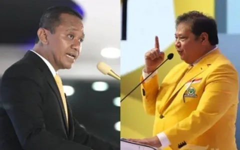 Isu reshuffle kabinet kembali mencuat, kali ini menyasar Menteri Koordinator Bidang Perekonomian, Airlangga Hartarto. Menanggapi hal tersebut, Menteri ESDM sekaligus Ketua Umum Partai Golkar, Bahlil Lahadalia, menegaskan bahwa urusan pergantian menteri merupakan hak prerogatif Presiden Prabowo Subianto. Saya tidak tahu soal itu, karena itu sepenuhnya hak prerogatif Bapak Presiden,” kata Bahlil saat ditemui di Istana Kepresidenan Jakarta, Kamis (17/04/2025), menjawab pertanyaan wartawan terkait kabar reshuffle yang menyebut nama Airlangga. Ketika disinggung mengenai kemungkinan dirinya akan menggantikan posisi Menko Perekonomian jika reshuffle terjadi, Bahlil memilih irit bicara dan tidak memberikan komentar lebih lanjut. Sebelumnya, Airlangga Hartarto telah membantah kabar bahwa dirinya bersama Menteri Keuangan Sri Mulyani akan mundur dari Kabinet Merah Putih. Ia menegaskan masih fokus menjalankan tugasnya di pemerintahan. “Saya tetap bekerja, konsentrasi bekerja, dan tidak ada rencana mundur,” ujar Airlangga di kompleks Istana Kepresidenan, Jakarta, SelasSelasa03/2025). Airlangga juga menyampaikan bahwa ia sudah berkomunikasi langsung dengan Sri Mulyani, yang menurutnya juga masih menjalankan tugas secara aktif. “Saya sudah komunikasi tadi siang. Ibu Sri Mulyani sedang bekerja penuh. Jadi itu hoaks,” tegasnya. Ketua Harian Partai Gerindra, Sufmi Dasco Ahmad, turut memberikan klarifikasi. Ia menyebut belum ada rencana reshuffle dari Presiden Prabowo dalam waktu dekat. Hal tersebut ia sampaikan usai melakukan inspeksi mendadak di Pasar Kramat Jati, Jakarta Timur, Jumat (14/03/2025). “Saya sudah cek ke pemerintah, belum ada rencana reshuffle. Kalau ke Bu Sri Mulyani, saya belum sempat tanya,” ucap Dasco. Ia juga menambahkan bahwa dalam pertemuan buka puasa bersama yang sempat diberitakan media, terlihat suasana akrab antara Airlangga dan Sri Mulyani.