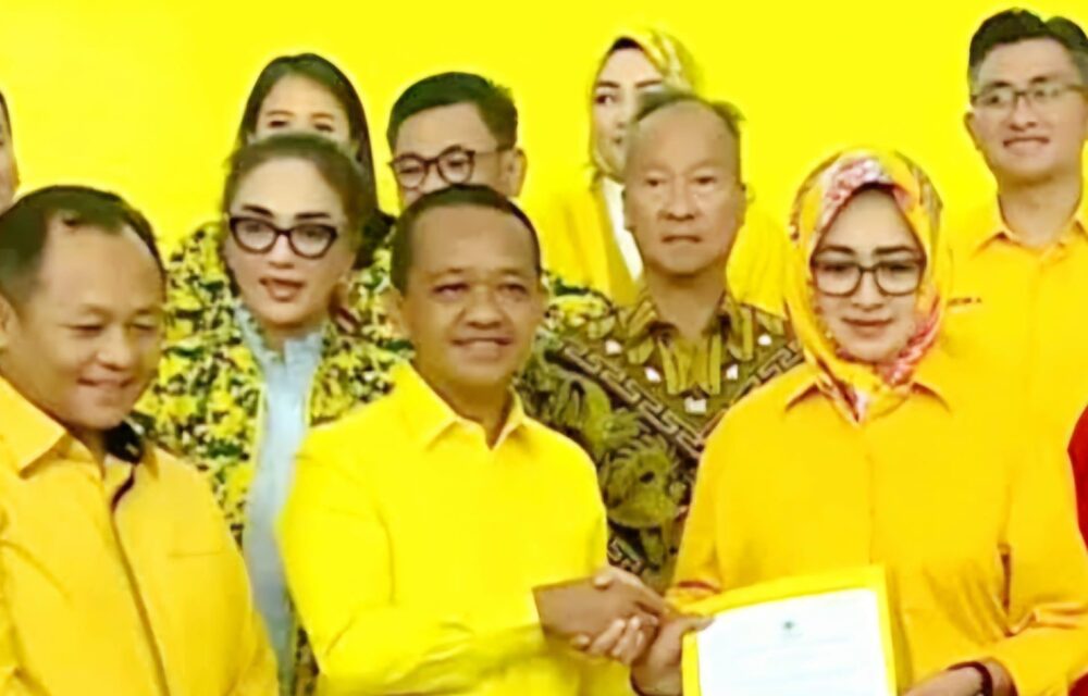 Teropongistana.com Jakarta - Najib Hamas, Menang Di Psu Kabupaten Serang Versi Hitung Cepat Yang Dilakukan Indikator Politik. Istri Menteri Desa (Mendes), Yandri Susanto Itu Mengalahkan Anak Ratu Atut Chosiyah, Andika Hazrumy Yang Berpasangan Dengan Nanang Supriatna. Golkar Kembali Tumbang Di Psu Kabupaten Serang Partai Dibawah Pimpinan Bahlil Lahadalia Tersebut Harus Menerima Kekalahanya Kembali.   &Quot;Sudah 100 Persen Data Masuk, Hasil Menunjukkan Ratu Zakiyah Najib Dianggap 76 Persen, Andika - Nanang Di 23 Persen,&Quot; Ujar Bawono Kumoro, Penelitian Indikator Politik, Sabtu, 19 April 2025. Nampak Yandri Susanto, Menteri Desa (Mendes) Sekaligus Suami Dari Ratu Zakiyah Di Rumah Tersebut. Dia Mengenakan Peci Dan Sering Warna, Kemeja Biru Muda. Begitupun Istrinya, Ratu Zakiyah, Nampak Mengenakan Kerudung Hingga Pakaian Gamis Berwarna Biru. Menurut Hitung Cepat Indikator Politik, Massa Pemilih Ratu Zakiyah Tetap Solid Datang Ke Kpu, Mereka Juga Mengklaim Ada Penambahan Dukungan Bagi Paslon 02 Tersebut. Sedangkan Partisipasi Masyarakat Di Psu Kabupaten Serang Sebesar 64 Persen. &Quot;Kalau Dilihat Data Ini, Pemilih Dari Ratu Zakiyah - Najib Yang Kemarin Memilih Di 27 November Datang Kembali Dan Solid Memilih Kembali, Bahkan Ada Peningkatan. Partisipasi Ada Diangka 64 Persenan,&Quot; Jelasnya. Sejumlah Politisi Dan Pengurus Partai Koalisi Berkumpul Di Pondok Pesantren (Ponpes) Bai Mahdi, Kecamatan Pabuaran, Kabupaten Serang, Yang Sekaligus Rumah Ratu Zakiyah Dan Yandri Susanto. Total, Ada 176 Relawan Hitung Cepat Yang Dikerahkan Oleh Indikator Politik, Untuk Mengambil Sample Suara Psu Kabupaten Serang. &Quot;Kami Ambil 176 Tps Yang Bisa Mewakili Sebaran Tps, Kita Sebarkan Relawan Di Tps Untuk Mengambil Data C1 Dari Setiap Tps Dan Dikirimkan Ke Data Centre Kami Hingga Data Bisa Dilihat,&Quot; Terangnya.
