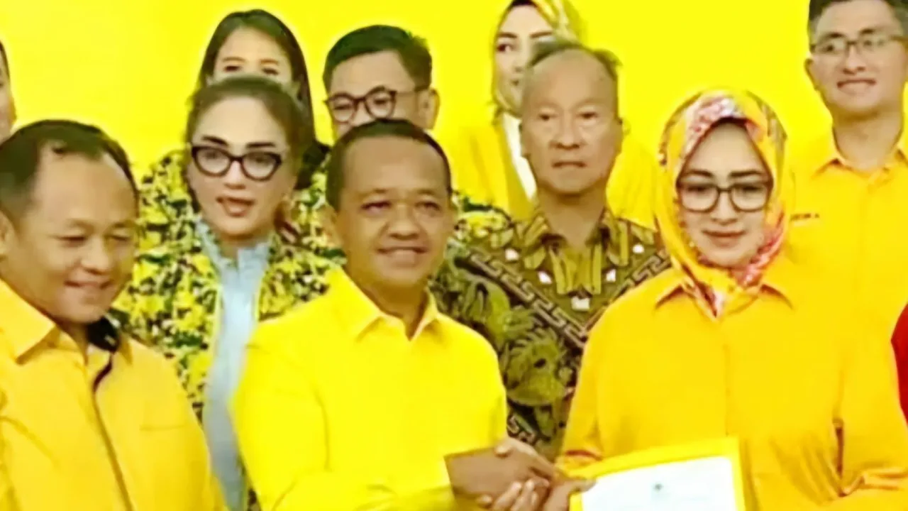 Teropongistana.com Jakarta - Najib Hamas, menang di PSU Kabupaten Serang versi hitung cepat yang dilakukan Indikator Politik. Istri Menteri Desa (Mendes), Yandri Susanto itu mengalahkan anak Ratu Atut Chosiyah, Andika Hazrumy yang berpasangan dengan Nanang Supriatna. Golkar kembali tumbang di PSU kabupaten serang partai dibawah pimpinan Bahlil Lahadalia tersebut harus menerima kekalahanya kembali.   "Sudah 100 persen data masuk, hasil menunjukkan Ratu Zakiyah Najib dianggap 76 persen, Andika - Nanang di 23 persen," ujar Bawono Kumoro, Penelitian Indikator Politik, Sabtu, 19 April 2025. Nampak Yandri Susanto, Menteri Desa (Mendes) sekaligus suami dari Ratu Zakiyah di rumah tersebut. Dia mengenakan peci dan sering warna, kemeja biru muda. Begitupun istrinya, Ratu Zakiyah, nampak mengenakan kerudung hingga pakaian gamis berwarna biru. Menurut hitung cepat Indikator Politik, massa pemilih Ratu Zakiyah tetap solid datang ke KPU, mereka juga mengklaim ada penambahan dukungan bagi Paslon 02 tersebut. Sedangkan partisipasi masyarakat di PSU Kabupaten Serang sebesar 64 persen. "Kalau dilihat data ini, pemilih dari ratu Zakiyah - Najib yang kemarin memilih di 27 November datang kembali dan solid memilih kembali, bahkan ada peningkatan. Partisipasi ada diangka 64 persenan," jelasnya. Sejumlah politisi dan pengurus partai koalisi berkumpul di Pondok Pesantren (Ponpes) Bai Mahdi, Kecamatan Pabuaran, Kabupaten Serang, yang sekaligus rumah Ratu Zakiyah dan Yandri Susanto. Total, ada 176 relawan hitung cepat yang dikerahkan oleh Indikator Politik, untuk mengambil sample suara PSU Kabupaten Serang. "Kami ambil 176 TPS yang bisa mewakili sebaran TPS, kita sebarkan relawan di TPS untuk mengambil data C1 dari setiap TPS dan dikirimkan ke data centre kami hingga data bisa dilihat," terangnya.