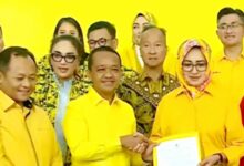 Teropongistana.com Jakarta - Najib Hamas, Menang Di Psu Kabupaten Serang Versi Hitung Cepat Yang Dilakukan Indikator Politik. Istri Menteri Desa (Mendes), Yandri Susanto Itu Mengalahkan Anak Ratu Atut Chosiyah, Andika Hazrumy Yang Berpasangan Dengan Nanang Supriatna. Golkar Kembali Tumbang Di Psu Kabupaten Serang Partai Dibawah Pimpinan Bahlil Lahadalia Tersebut Harus Menerima Kekalahanya Kembali.   &Quot;Sudah 100 Persen Data Masuk, Hasil Menunjukkan Ratu Zakiyah Najib Dianggap 76 Persen, Andika - Nanang Di 23 Persen,&Quot; Ujar Bawono Kumoro, Penelitian Indikator Politik, Sabtu, 19 April 2025. Nampak Yandri Susanto, Menteri Desa (Mendes) Sekaligus Suami Dari Ratu Zakiyah Di Rumah Tersebut. Dia Mengenakan Peci Dan Sering Warna, Kemeja Biru Muda. Begitupun Istrinya, Ratu Zakiyah, Nampak Mengenakan Kerudung Hingga Pakaian Gamis Berwarna Biru. Menurut Hitung Cepat Indikator Politik, Massa Pemilih Ratu Zakiyah Tetap Solid Datang Ke Kpu, Mereka Juga Mengklaim Ada Penambahan Dukungan Bagi Paslon 02 Tersebut. Sedangkan Partisipasi Masyarakat Di Psu Kabupaten Serang Sebesar 64 Persen. &Quot;Kalau Dilihat Data Ini, Pemilih Dari Ratu Zakiyah - Najib Yang Kemarin Memilih Di 27 November Datang Kembali Dan Solid Memilih Kembali, Bahkan Ada Peningkatan. Partisipasi Ada Diangka 64 Persenan,&Quot; Jelasnya. Sejumlah Politisi Dan Pengurus Partai Koalisi Berkumpul Di Pondok Pesantren (Ponpes) Bai Mahdi, Kecamatan Pabuaran, Kabupaten Serang, Yang Sekaligus Rumah Ratu Zakiyah Dan Yandri Susanto. Total, Ada 176 Relawan Hitung Cepat Yang Dikerahkan Oleh Indikator Politik, Untuk Mengambil Sample Suara Psu Kabupaten Serang. &Quot;Kami Ambil 176 Tps Yang Bisa Mewakili Sebaran Tps, Kita Sebarkan Relawan Di Tps Untuk Mengambil Data C1 Dari Setiap Tps Dan Dikirimkan Ke Data Centre Kami Hingga Data Bisa Dilihat,&Quot; Terangnya.