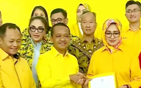 Teropongistana.com Jakarta - Najib Hamas, menang di PSU Kabupaten Serang versi hitung cepat yang dilakukan Indikator Politik. Istri Menteri Desa (Mendes), Yandri Susanto itu mengalahkan anak Ratu Atut Chosiyah, Andika Hazrumy yang berpasangan dengan Nanang Supriatna. Golkar kembali tumbang di PSU kabupaten serang partai dibawah pimpinan Bahlil Lahadalia tersebut harus menerima kekalahanya kembali.   "Sudah 100 persen data masuk, hasil menunjukkan Ratu Zakiyah Najib dianggap 76 persen, Andika - Nanang di 23 persen," ujar Bawono Kumoro, Penelitian Indikator Politik, Sabtu, 19 April 2025. Nampak Yandri Susanto, Menteri Desa (Mendes) sekaligus suami dari Ratu Zakiyah di rumah tersebut. Dia mengenakan peci dan sering warna, kemeja biru muda. Begitupun istrinya, Ratu Zakiyah, nampak mengenakan kerudung hingga pakaian gamis berwarna biru. Menurut hitung cepat Indikator Politik, massa pemilih Ratu Zakiyah tetap solid datang ke KPU, mereka juga mengklaim ada penambahan dukungan bagi Paslon 02 tersebut. Sedangkan partisipasi masyarakat di PSU Kabupaten Serang sebesar 64 persen. "Kalau dilihat data ini, pemilih dari ratu Zakiyah - Najib yang kemarin memilih di 27 November datang kembali dan solid memilih kembali, bahkan ada peningkatan. Partisipasi ada diangka 64 persenan," jelasnya. Sejumlah politisi dan pengurus partai koalisi berkumpul di Pondok Pesantren (Ponpes) Bai Mahdi, Kecamatan Pabuaran, Kabupaten Serang, yang sekaligus rumah Ratu Zakiyah dan Yandri Susanto. Total, ada 176 relawan hitung cepat yang dikerahkan oleh Indikator Politik, untuk mengambil sample suara PSU Kabupaten Serang. "Kami ambil 176 TPS yang bisa mewakili sebaran TPS, kita sebarkan relawan di TPS untuk mengambil data C1 dari setiap TPS dan dikirimkan ke data centre kami hingga data bisa dilihat," terangnya.