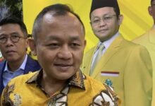Partai Golkar Dipimpin Bahlil Lahadalia Membela Gibran, Surat Per­nyataan Sikap Sejumlah Purnawirawan Tni Yang Salah Satunya Mengusulkan Pergan­tian Posisi Wakil Presiden. Sekjen Partai Golkar Sarmuji Mengatakan, Pe­nyampaian Sikap Apapun Di­bolehkan Dalam Sistem De­mokrasi Yang Dianut Indonesia. “Yang Penting Ti­dak Memaksakan Kehen­dak,” Ujarnya , Minggu (20/4). Namun Sarmuji Mene­kankan, Wakil Presiden Yang Saat Ini Diduduki Gib­ran Rakabuming Raka Sah Secara Hukum. Sebab Dipi­lih Berdasar Hasil Pemili­han Presiden Dan Menda­patkan Mandat Rakyat. “Majunya Mas Gibran Juga Dimungkinkan Oleh Keputusan Mk,” Tutur Sar­muji. Oleh Karena Itu, Sar­muji Menilai Ruang Konsti­tusional Untuk Memper­masalahkan Posisi Wapres Sudah Tidak Ada. Wakil Ketua Umum Dpp Psi Andy Budiman Menambahkan, Tuntutan Mengganti Wakil Presiden Yang Dipilih Melalui Sebuah Pemilihan Umum Yang Sah Akan Merusak Keperca­yaan Rakyat Kepada De­mokrasi. “Mandat Rakyat, Me­lalui Pemilu Yang Sah, Ha­rus Dihormati Hingga Masa Jabatan Berakhir,” Ujar Andy Budiman. Tuntutan Tersebut, Lan­jut Dia, Akan Mengabaikan Lebih Dari 96 Juta Suara Rakyat Yang Memilih Pra­bowo-Gibran Dalam Pemili­han Presiden 2024. “Jelas, Tuntutan Tersebut Tidak Menghargai Kedaulatan Rakyat,” Kata Dia. Andy Menambahkan, Jika Jika Tuntutan Para Pur­nawirawan Ini Akan Men­jadi Preseden Buruk Ke Depan. Siapa Pun Tidak Boleh Me­nekan Mpr Untuk Menco­pot Presiden Atau Wakil Presiden Hanya Ka­rena Alasan Suka Dan Tidak Suka. “Mpr Tidak Boleh Kem­bali Menjadi Lembaga Ter­tinggi Negara Yang Bisa Mengganti Presiden Atau Wakil Presiden Sebagai­mana Era Orde Baru,” Tutur Andy Budiman. Menurut Dia, Tuntutan Ter­sebut Hanya Mencip­ta­kan Kebisingan Dan Meng­ganggu Ketentera­man Ma­syarakat. “Perbedaan Politik Ha­rus Diselesaikan Melalui Mekanisme Pemilu, Bukan Melalui Manuver Politik Jangka Pendek. Sebagai Purnawirawan Prajurit Tni Selayaknya Mereka Mem­beri Teladan Dengan Meng­hormati Pilihan Rakyat,” Tandas Andy. Untuk Diketahui, D­e­sakan Pergantian Wapres Gibran Muncul Dalam Ke­giatan Yang Dilaksanakan Purnawirawan Tni. Hal Itu Menjadi Salah Satu Dari Delapan Poin Tuntutan. Di Antara Purnawirawan Yang Hadir Antara Lain Jenderal (Purn) Fachrul Razi, Jen­deral Purn Tyano Soedarto, Hingga Marsekal Purn Ha­nafie Asnan.