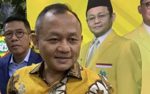 Partai Golkar dipimpin bahlil lahadalia membela gibran, surat per­nyataan sikap sejumlah purnawirawan TNI yang salah satunya mengusulkan pergan­tian posisi wakil presiden. Sekjen Partai Golkar Sarmuji mengatakan, pe­nyampaian sikap apapun di­bolehkan dalam sistem de­mokrasi yang dianut Indonesia. “Yang penting ti­dak memaksakan kehen­dak,” ujarnya , Minggu (20/4). Namun Sarmuji mene­kankan, wakil presiden yang saat ini diduduki Gib­ran Rakabuming Raka sah secara hukum. Sebab dipi­lih berdasar hasil pemili­han presiden dan menda­patkan mandat rakyat. “Majunya Mas Gibran juga dimungkinkan oleh keputusan MK,” tutur Sar­muji. Oleh karena itu, Sar­muji menilai ruang konsti­tusional untuk memper­masalahkan posisi Wapres sudah tidak ada. Wakil Ketua Umum DPP PSI Andy Budiman menambahkan, tuntutan mengganti Wakil Presiden yang dipilih melalui sebuah Pemilihan Umum yang sah akan merusak keperca­yaan rakyat kepada de­mokrasi. “Mandat rakyat, me­lalui Pemilu yang sah, ha­rus dihormati hingga masa jabatan berakhir,” ujar Andy Budiman. Tuntutan tersebut, lan­jut dia, akan mengabaikan lebih dari 96 juta suara rakyat yang memilih Pra­bowo-Gibran dalam Pemili­han Presiden 2024. “Jelas, tuntutan tersebut tidak menghargai kedaulatan rakyat,” kata dia. Andy menambahkan, jika jika tuntutan para pur­nawirawan ini akan men­jadi preseden buruk ke depan. Siapa pun tidak boleh me­nekan MPR untuk menco­pot presiden atau wakil presiden hanya ka­rena alasan suka dan tidak suka. “MPR tidak boleh kem­bali menjadi lembaga ter­tinggi negara yang bisa mengganti Presiden atau Wakil Presiden sebagai­mana era Orde Baru,” tutur Andy Budiman. Menurut dia, tuntutan ter­sebut hanya mencip­ta­kan kebisingan dan meng­ganggu ketentera­man ma­syarakat. “Perbedaan politik ha­rus diselesaikan melalui mekanisme Pemilu, bukan melalui manuver politik jangka pendek. Sebagai purnawirawan prajurit TNI selayaknya mereka mem­beri teladan dengan meng­hormati pilihan rakyat,” tandas Andy. Untuk diketahui, d­e­sakan pergantian Wapres Gibran muncul dalam ke­giatan yang dilaksanakan purnawirawan TNI. Hal itu menjadi salah satu dari delapan poin tuntutan. Di antara purnawirawan yang hadir antara lain Jenderal (Purn) Fachrul Razi, Jen­deral Purn Tyano Soedarto, hingga Marsekal Purn Ha­nafie Asnan.