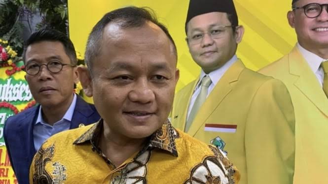 Partai Golkar Dipimpin Bahlil Lahadalia Membela Gibran, Surat Per­nyataan Sikap Sejumlah Purnawirawan Tni Yang Salah Satunya Mengusulkan Pergan­tian Posisi Wakil Presiden. Sekjen Partai Golkar Sarmuji Mengatakan, Pe­nyampaian Sikap Apapun Di­bolehkan Dalam Sistem De­mokrasi Yang Dianut Indonesia. “Yang Penting Ti­dak Memaksakan Kehen­dak,” Ujarnya , Minggu (20/4). Namun Sarmuji Mene­kankan, Wakil Presiden Yang Saat Ini Diduduki Gib­ran Rakabuming Raka Sah Secara Hukum. Sebab Dipi­lih Berdasar Hasil Pemili­han Presiden Dan Menda­patkan Mandat Rakyat. “Majunya Mas Gibran Juga Dimungkinkan Oleh Keputusan Mk,” Tutur Sar­muji. Oleh Karena Itu, Sar­muji Menilai Ruang Konsti­tusional Untuk Memper­masalahkan Posisi Wapres Sudah Tidak Ada. Wakil Ketua Umum Dpp Psi Andy Budiman Menambahkan, Tuntutan Mengganti Wakil Presiden Yang Dipilih Melalui Sebuah Pemilihan Umum Yang Sah Akan Merusak Keperca­yaan Rakyat Kepada De­mokrasi. “Mandat Rakyat, Me­lalui Pemilu Yang Sah, Ha­rus Dihormati Hingga Masa Jabatan Berakhir,” Ujar Andy Budiman. Tuntutan Tersebut, Lan­jut Dia, Akan Mengabaikan Lebih Dari 96 Juta Suara Rakyat Yang Memilih Pra­bowo-Gibran Dalam Pemili­han Presiden 2024. “Jelas, Tuntutan Tersebut Tidak Menghargai Kedaulatan Rakyat,” Kata Dia. Andy Menambahkan, Jika Jika Tuntutan Para Pur­nawirawan Ini Akan Men­jadi Preseden Buruk Ke Depan. Siapa Pun Tidak Boleh Me­nekan Mpr Untuk Menco­pot Presiden Atau Wakil Presiden Hanya Ka­rena Alasan Suka Dan Tidak Suka. “Mpr Tidak Boleh Kem­bali Menjadi Lembaga Ter­tinggi Negara Yang Bisa Mengganti Presiden Atau Wakil Presiden Sebagai­mana Era Orde Baru,” Tutur Andy Budiman. Menurut Dia, Tuntutan Ter­sebut Hanya Mencip­ta­kan Kebisingan Dan Meng­ganggu Ketentera­man Ma­syarakat. “Perbedaan Politik Ha­rus Diselesaikan Melalui Mekanisme Pemilu, Bukan Melalui Manuver Politik Jangka Pendek. Sebagai Purnawirawan Prajurit Tni Selayaknya Mereka Mem­beri Teladan Dengan Meng­hormati Pilihan Rakyat,” Tandas Andy. Untuk Diketahui, D­e­sakan Pergantian Wapres Gibran Muncul Dalam Ke­giatan Yang Dilaksanakan Purnawirawan Tni. Hal Itu Menjadi Salah Satu Dari Delapan Poin Tuntutan. Di Antara Purnawirawan Yang Hadir Antara Lain Jenderal (Purn) Fachrul Razi, Jen­deral Purn Tyano Soedarto, Hingga Marsekal Purn Ha­nafie Asnan.