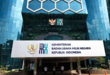 Jakarta - Praktik Dugaan Merangkap Jabatan Di Tubuh Badan Usaha Milik Negara (Bumn) Republik Indonesia Kembali Di Sorot. Sorotan Kali Ini, Muncul Dari Gerakan Ekonomi Kreatif (Gerak 08 Banten) Dan Penggiat Lingkungan Mata Tunas 17 Banten Mohamad Rohim Menilai Rangkap Jabatan Bentuk Penyimpangan. Mohamad Rohim Menilai Praktik Dugaan Merangkap Jabatan Merupakan Bentuk Penyimpangan Dari Prinsip Tata Kelola Pemerintahan Yang Baik Dan Mencerminkan Konsolidasi Oligarki Kekuasaan Di Bawah Pemerintahan Presiden Prabowo Subianto. Sebab, Maraknya Pejabat Publik Baik Politisi Hingga Tokoh Non-Profesional Yang Mengisi Kursi Komisaris Maupun Direksi Di Perusahaan-Perusahaan Pelat Merah. “Rangkap Jabatan Bukan Hanya Pelanggaran Etika, Tapi Juga Bentuk Politik Balas Budi Yang Vulgar. Bumn Tidak Boleh Menjadi Ladang Bagi Elite Politik Untuk Membagi-Bagi Kekuasaan,” Ungkap Rohim Dalam Keterangan Persnya, Senin (21/4/2025) Malam. Aktifis Dan Penggiat Lingkungan Mata Tunas 17 Asal Banten Itu Menyebut Bahwa, Praktik Tersebut, Tentunya Sangat Bertentangan Dengan Regulasi Yakni Undang-Undang No. 19 Tahun 2003 Tentang Bumn, Undang-Undang No. 25 Tahun 2009 Tentang Pelayanan Publik, Serta Peraturan Pemerintah No. 45 Tahun 2005 Yang Secara Jelas Melarang Pejabat Merangkap Jabatan Apabila Berpotensi Menimbulkan Konflik Kepentingan. “Pemerintah Seharusnya Taat Asas. Bukan Bentuk Rangkap Jabatan, Apalagi Di Level Strategis Dan Korporasi Milik Negara, Jelas-Jelas Melanggar Semangat Independensi Dan Profesionalisme,” Katanya. Penggiat Lingkungan Mata Tunas 17 Ini Menilai, Di Erah Pemerintahan Prabowo Jangan Sampai Praktek Buruk Dilakukan Menodai Niat Baik Presiden Prabowo . “Mentri Bumn Semestinya Menunjukkan Komitmen Terhadap Reformasi Birokrasi, Bukan Malah Melanggengkan Politik Akomodasi Lewat Kursi Bumn,” Tandasnya. M. Rohim Bahkan Meminta Agar Dilakukan Evaluasi Menyeluruh Terhadap Struktur Komisaris Dan Direksi Bumn, Serta Menghapus Praktik Rangkap Jabatan Yang Memperbesar Potensi Korupsi, Kolusi, Dan Nepotisme (Kkn). “Jika Bumn Terus Dijadikan Alat Bagi Elite Predator, Maka Jangan Harap Ekonomi Bangsa Akan Tumbuh Untuk Rakyat. Yang Diuntungkan Hanya Lingkaran Kekuasaan,” Sebut Rohim. M Rohim Mengaku, Pada Era Presiden Sby Masih Menjaga Batas Profesionalitas, Meskipun Rangkap Jabatan Tetap Terjadi. Ada Upaya Klarifikasi Publik Dan Bahkan Ada Upaya Pembenahan Struktur Melalui Reformasi Birokrasi. Kemudian Di Era Presiden Jokowi Juga Membuka Banjir Penempatan Loyalis Dan Tokoh Relawan Di Kursi Komisaris Bumn. Praktik Patronase Dilegalkan Secara Sistemik. Namun, Di Era Prabowo Kali Ini, Masih Menunjukkan Pola Kelanjutan Bahkan Perluasan. Koalisi Besar Diduga Dibayar Lunas Dengan Kursi Strategis, Yang Pada Akhirnya Menjadikan Bumn Sebagai Bancakan Elite Kekuasaan. “Praktik Ini Merupakan Bentuk Pengkhianatan Terhadap Semangat Reformasi Dan Konstitusi. Pemerintahan Prabowo Harus Segera Menghentikan Rangkap Jabatan Dan Melakukan Evaluasi Menyeluruh Terhadap Penempatan Pejabat Di Bumn. “Negara Ini Tidak Boleh Dikuasai Oleh Segelintir Orang Dengan Kepentingan Kekuasaan Dan Ekonomi Yang Saling Bertaut. Bila Dibiarkan, Ini Akan Mengancam Keberlanjutan Demokrasi Ekonomi Dan Memperdalam Ketimpangan Struktural Bangsa,” Pungkasnya.