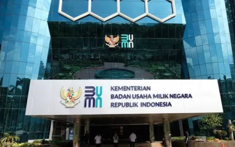 Jakarta - Praktik dugaan merangkap jabatan di tubuh Badan Usaha Milik Negara (BUMN) republik Indonesia kembali di sorot. Sorotan kali ini, muncul dari Gerakan Ekonomi Kreatif (Gerak 08 Banten) dan Penggiat lingkungan Mata tunas 17 Banten Mohamad Rohim menilai rangkap jabatan bentuk penyimpangan. Mohamad Rohim menilai praktik dugaan merangkap jabatan merupakan bentuk penyimpangan dari prinsip tata kelola pemerintahan yang baik dan mencerminkan konsolidasi oligarki kekuasaan di bawah pemerintahan Presiden Prabowo Subianto. Sebab, maraknya pejabat publik baik politisi hingga tokoh non-profesional yang mengisi kursi komisaris maupun direksi di perusahaan-perusahaan pelat merah. “Rangkap jabatan bukan hanya pelanggaran etika, tapi juga bentuk politik balas budi yang vulgar. BUMN tidak boleh menjadi ladang bagi elite politik untuk membagi-bagi kekuasaan,” Ungkap Rohim dalam keterangan persnya, Senin (21/4/2025) malam. Aktifis dan penggiat lingkungan mata tunas 17 asal Banten itu menyebut bahwa, praktik tersebut, tentunya sangat bertentangan dengan regulasi yakni Undang-Undang No. 19 Tahun 2003 tentang BUMN, Undang-Undang No. 25 Tahun 2009 tentang Pelayanan Publik, serta Peraturan Pemerintah No. 45 Tahun 2005 yang secara jelas melarang pejabat merangkap jabatan apabila berpotensi menimbulkan konflik kepentingan. “Pemerintah seharusnya taat asas. bukan bentuk rangkap jabatan, apalagi di level strategis dan korporasi milik negara, jelas-jelas melanggar semangat independensi dan profesionalisme,” Katanya. Penggiat lingkungan mata tunas 17 ini menilai, Di erah Pemerintahan Prabowo jangan sampai praktek buruk dilakukan menodai niat baik presiden Prabowo . “Mentri BUMN semestinya menunjukkan komitmen terhadap reformasi birokrasi, bukan malah melanggengkan politik akomodasi lewat kursi BUMN,” Tandasnya. M. Rohim bahkan meminta agar dilakukan evaluasi menyeluruh terhadap struktur komisaris dan direksi BUMN, serta menghapus praktik rangkap jabatan yang memperbesar potensi korupsi, kolusi, dan nepotisme (KKN). “Jika BUMN terus dijadikan alat bagi elite predator, maka jangan harap ekonomi bangsa akan tumbuh untuk rakyat. Yang diuntungkan hanya lingkaran kekuasaan,” Sebut Rohim. M Rohim mengaku, pada Era Presiden SBY masih menjaga batas profesionalitas, meskipun rangkap jabatan tetap terjadi. Ada upaya klarifikasi publik dan bahkan ada upaya pembenahan struktur melalui reformasi birokrasi. Kemudian di Era Presiden Jokowi juga membuka banjir penempatan loyalis dan tokoh relawan di kursi komisaris BUMN. Praktik patronase dilegalkan secara sistemik. Namun, Di Era Prabowo kali ini, Masih menunjukkan pola kelanjutan bahkan perluasan. Koalisi besar diduga dibayar lunas dengan kursi strategis, yang pada akhirnya menjadikan BUMN sebagai bancakan elite kekuasaan. “Praktik ini merupakan bentuk pengkhianatan terhadap semangat reformasi dan konstitusi. Pemerintahan Prabowo harus segera menghentikan rangkap jabatan dan melakukan evaluasi menyeluruh terhadap penempatan pejabat di BUMN. “Negara ini tidak boleh dikuasai oleh segelintir orang dengan kepentingan kekuasaan dan ekonomi yang saling bertaut. Bila dibiarkan, ini akan mengancam keberlanjutan demokrasi ekonomi dan memperdalam ketimpangan struktural bangsa,” Pungkasnya.