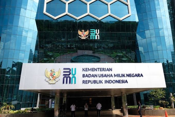 Jakarta - Praktik Dugaan Merangkap Jabatan Di Tubuh Badan Usaha Milik Negara (Bumn) Republik Indonesia Kembali Di Sorot. Sorotan Kali Ini, Muncul Dari Gerakan Ekonomi Kreatif (Gerak 08 Banten) Dan Penggiat Lingkungan Mata Tunas 17 Banten Mohamad Rohim Menilai Rangkap Jabatan Bentuk Penyimpangan. Mohamad Rohim Menilai Praktik Dugaan Merangkap Jabatan Merupakan Bentuk Penyimpangan Dari Prinsip Tata Kelola Pemerintahan Yang Baik Dan Mencerminkan Konsolidasi Oligarki Kekuasaan Di Bawah Pemerintahan Presiden Prabowo Subianto. Sebab, Maraknya Pejabat Publik Baik Politisi Hingga Tokoh Non-Profesional Yang Mengisi Kursi Komisaris Maupun Direksi Di Perusahaan-Perusahaan Pelat Merah. “Rangkap Jabatan Bukan Hanya Pelanggaran Etika, Tapi Juga Bentuk Politik Balas Budi Yang Vulgar. Bumn Tidak Boleh Menjadi Ladang Bagi Elite Politik Untuk Membagi-Bagi Kekuasaan,” Ungkap Rohim Dalam Keterangan Persnya, Senin (21/4/2025) Malam. Aktifis Dan Penggiat Lingkungan Mata Tunas 17 Asal Banten Itu Menyebut Bahwa, Praktik Tersebut, Tentunya Sangat Bertentangan Dengan Regulasi Yakni Undang-Undang No. 19 Tahun 2003 Tentang Bumn, Undang-Undang No. 25 Tahun 2009 Tentang Pelayanan Publik, Serta Peraturan Pemerintah No. 45 Tahun 2005 Yang Secara Jelas Melarang Pejabat Merangkap Jabatan Apabila Berpotensi Menimbulkan Konflik Kepentingan. “Pemerintah Seharusnya Taat Asas. Bukan Bentuk Rangkap Jabatan, Apalagi Di Level Strategis Dan Korporasi Milik Negara, Jelas-Jelas Melanggar Semangat Independensi Dan Profesionalisme,” Katanya. Penggiat Lingkungan Mata Tunas 17 Ini Menilai, Di Erah Pemerintahan Prabowo Jangan Sampai Praktek Buruk Dilakukan Menodai Niat Baik Presiden Prabowo . “Mentri Bumn Semestinya Menunjukkan Komitmen Terhadap Reformasi Birokrasi, Bukan Malah Melanggengkan Politik Akomodasi Lewat Kursi Bumn,” Tandasnya. M. Rohim Bahkan Meminta Agar Dilakukan Evaluasi Menyeluruh Terhadap Struktur Komisaris Dan Direksi Bumn, Serta Menghapus Praktik Rangkap Jabatan Yang Memperbesar Potensi Korupsi, Kolusi, Dan Nepotisme (Kkn). “Jika Bumn Terus Dijadikan Alat Bagi Elite Predator, Maka Jangan Harap Ekonomi Bangsa Akan Tumbuh Untuk Rakyat. Yang Diuntungkan Hanya Lingkaran Kekuasaan,” Sebut Rohim. M Rohim Mengaku, Pada Era Presiden Sby Masih Menjaga Batas Profesionalitas, Meskipun Rangkap Jabatan Tetap Terjadi. Ada Upaya Klarifikasi Publik Dan Bahkan Ada Upaya Pembenahan Struktur Melalui Reformasi Birokrasi. Kemudian Di Era Presiden Jokowi Juga Membuka Banjir Penempatan Loyalis Dan Tokoh Relawan Di Kursi Komisaris Bumn. Praktik Patronase Dilegalkan Secara Sistemik. Namun, Di Era Prabowo Kali Ini, Masih Menunjukkan Pola Kelanjutan Bahkan Perluasan. Koalisi Besar Diduga Dibayar Lunas Dengan Kursi Strategis, Yang Pada Akhirnya Menjadikan Bumn Sebagai Bancakan Elite Kekuasaan. “Praktik Ini Merupakan Bentuk Pengkhianatan Terhadap Semangat Reformasi Dan Konstitusi. Pemerintahan Prabowo Harus Segera Menghentikan Rangkap Jabatan Dan Melakukan Evaluasi Menyeluruh Terhadap Penempatan Pejabat Di Bumn. “Negara Ini Tidak Boleh Dikuasai Oleh Segelintir Orang Dengan Kepentingan Kekuasaan Dan Ekonomi Yang Saling Bertaut. Bila Dibiarkan, Ini Akan Mengancam Keberlanjutan Demokrasi Ekonomi Dan Memperdalam Ketimpangan Struktural Bangsa,” Pungkasnya.