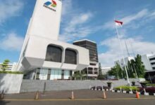 Jakarta - Kejaksaan Agung Republik Indonesia Melalui Tim Jaksa Penyidik Direktorat Penyidikan Jaksa Agung Muda Tindak Pidana Khusus (Jam Pidsus), Memeriksa Lima Orang Saksi Dalam Perkara Dugaan Tindak Pidana Korupsi Terkait Tata Kelola Minyak Mentah Dan Produk Kilang Pada Pt Pertamina (Persero), Subholding, Dan Kontraktor Kontrak Kerja Sama (Kkks) Tahun 2018 Hingga 2023. Kelima Saksi Yang Diperiksa Hari Ini, Rabu (23/4/2025), Antara Lain: • Tra – Kepala Terminal Pt Orbit Terminal Merak • Ss – Manager Product Operation Isc Pertamina • Ap – Manager Operational Pt Mpp • Aa – Manager B2B Commercial And Pricing Pt Pertamina Patra Niaga • Vbadu – Senior Account Manager I Mining Industry Sales Pt Pertamina Patra Niaga Pemeriksaan Ini Bertujuan Untuk Memperkuat Pembuktian Dan Melengkapi Pemberkasan Perkara Atas Nama Tersangka Yf Dan Kawan-Kawan. Kepala Pusat Penerangan Hukum Kejaksaan Agung Ri, Dr. Harli Siregar, S.h., M.hum, Menegaskan Bahwa Kejaksaan Agung Berkomitmen Penuh Dalam Menuntaskan Setiap Perkara Tindak Pidana Korupsi, Khususnya Yang Berdampak Langsung Terhadap Pengelolaan Sumber Daya Energi Nasional. “Pemeriksaan Para Saksi Merupakan Bagian Penting Dalam Mengungkap Secara Menyeluruh Dugaan Korupsi Di Sektor Vital Seperti Energi Dan Migas,” Jelas Dr. Harli Siregar Dalam Keterangannya Kepada Media.