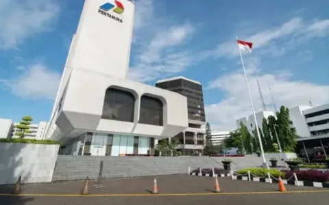 Jakarta - Kejaksaan Agung Republik Indonesia melalui Tim Jaksa Penyidik Direktorat Penyidikan Jaksa Agung Muda Tindak Pidana Khusus (JAM PIDSUS), memeriksa lima orang saksi dalam perkara dugaan tindak pidana korupsi terkait tata kelola minyak mentah dan produk kilang pada PT Pertamina (Persero), Subholding, dan Kontraktor Kontrak Kerja Sama (KKKS) tahun 2018 hingga 2023. Kelima saksi yang diperiksa hari ini, Rabu (23/4/2025), antara lain: • TRA – Kepala Terminal PT Orbit Terminal Merak • SS – Manager Product Operation ISC Pertamina • AP – Manager Operational PT MPP • AA – Manager B2B Commercial and Pricing PT Pertamina Patra Niaga • VBADU – Senior Account Manager I Mining Industry Sales PT Pertamina Patra Niaga Pemeriksaan ini bertujuan untuk memperkuat pembuktian dan melengkapi pemberkasan perkara atas nama tersangka YF dan kawan-kawan. Kepala Pusat Penerangan Hukum Kejaksaan Agung RI, Dr. Harli Siregar, S.H., M.Hum, menegaskan bahwa Kejaksaan Agung berkomitmen penuh dalam menuntaskan setiap perkara tindak pidana korupsi, khususnya yang berdampak langsung terhadap pengelolaan sumber daya energi nasional. “Pemeriksaan para saksi merupakan bagian penting dalam mengungkap secara menyeluruh dugaan korupsi di sektor vital seperti energi dan migas,” jelas Dr. Harli Siregar dalam keterangannya kepada media.