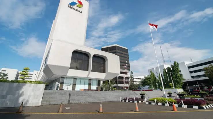 Jakarta - Kejaksaan Agung Republik Indonesia Melalui Tim Jaksa Penyidik Direktorat Penyidikan Jaksa Agung Muda Tindak Pidana Khusus (Jam Pidsus), Memeriksa Lima Orang Saksi Dalam Perkara Dugaan Tindak Pidana Korupsi Terkait Tata Kelola Minyak Mentah Dan Produk Kilang Pada Pt Pertamina (Persero), Subholding, Dan Kontraktor Kontrak Kerja Sama (Kkks) Tahun 2018 Hingga 2023. Kelima Saksi Yang Diperiksa Hari Ini, Rabu (23/4/2025), Antara Lain: • Tra – Kepala Terminal Pt Orbit Terminal Merak • Ss – Manager Product Operation Isc Pertamina • Ap – Manager Operational Pt Mpp • Aa – Manager B2B Commercial And Pricing Pt Pertamina Patra Niaga • Vbadu – Senior Account Manager I Mining Industry Sales Pt Pertamina Patra Niaga Pemeriksaan Ini Bertujuan Untuk Memperkuat Pembuktian Dan Melengkapi Pemberkasan Perkara Atas Nama Tersangka Yf Dan Kawan-Kawan. Kepala Pusat Penerangan Hukum Kejaksaan Agung Ri, Dr. Harli Siregar, S.h., M.hum, Menegaskan Bahwa Kejaksaan Agung Berkomitmen Penuh Dalam Menuntaskan Setiap Perkara Tindak Pidana Korupsi, Khususnya Yang Berdampak Langsung Terhadap Pengelolaan Sumber Daya Energi Nasional. “Pemeriksaan Para Saksi Merupakan Bagian Penting Dalam Mengungkap Secara Menyeluruh Dugaan Korupsi Di Sektor Vital Seperti Energi Dan Migas,” Jelas Dr. Harli Siregar Dalam Keterangannya Kepada Media.