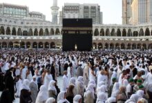Jakarta - Direktorat Jenderal Penyelenggaraan Haji Dan Umrah (Phu) Kementerian Agama (Kemenag) Hari Ini Kembali Mengumumkan Hasil Seleksi Calon Petugas Penyelenggara Ibadah Haji (Ppih) Arab Saudi 1446 H/2025 M Tingkat Pusat. Pengumuman Dilakukan Melalui Wa Blast Ke Nomor Telepon Seluler (Ponsel) Masing-Masing Peserta. “Hari Ini Kami Kembali Mengumumkan Hasil Seleksi Calon Petugas Ppih Arab Saudi 1446 H/2025 M,” Terang Direktur Bina Haji Musta’in Ahmad Di Jakarta, Jumat (25/4/2025). Dijelaskan Musta'In, Ini Merupakan Kali Kedua Pengumuman Hasil Seleksi Ppih Arab Saudi. Sebelumnya, Ditjen Phu Telah Mengumumkan Hasil Seleksi Kali Pertama Pada 12 April 2025 Untuk Mengikuti Bimbingan Teknis (Bintek) Dari 14 - 20 April 2025 Di Asrama Haji Pondok Gede. &Quot;Pengumuman Kali Kedua Pada Hari Ini, Seiring Adanya Penambahan Dari Arab Daudi Untuk Pemulihan Kuota Normal Petugas,&Quot; Jelas Musta'In. &Quot;Mereka Yang Diumumkan Lulus Hari Ini Harus Mengikuti Orientasi Dan Pembekalan Di Asrama Haji Cipondoh, 4 - 6 Mei Dan Akan Berangkat Ke Saudi Pada 7 Mei 2025,&Quot; Sambungnya. Musta'In Meminta Peserta Yang Sudah Mendapat Wa Blast Dan Dinyatakan Lulus Untuk Bisa Segera Menyiapkan Berkas-Berkas Yang Dibutuhkan. Sebab, Waktu Yang Tersedia Tidak Banyak. Mereka Harus Mengikuti Orientasi Dam Pembekalan Sebelum Bertugas Di Tanah Suci. Menurut Musta’in, Para Calon Petugas Yang Diumumkan Lulus Pada Hari Ini Terdistribusi Pada Sejumlah Layanan, Yaitu: Layanan Akomodasi, Konsumsi, Transportasi, Layanan Jemaah Haji Lansia Dan Disabilitas, Layanan Pelindungan Jemaah, Layanan Penanganan Krisis Dan Pertolongan Pertama Pada Jemaah Haji (Pkp2Jh), Dan Layanan Media Center Haji (Mch). &Quot;Mereka Akan Ditempatkan Di Daerah Kerja Bandara (Madinah Dan Jeddah), Daker Madinah, Dan Daker Makkah,&Quot; Papar Musta'In. Selain Yang Lulus, Lanjut Musta'In. Ditjen Phu Juga Akan Mengumumkan Para Peserta Yang Tidak Lolos Seleksi Sehingga Belum Bisa Bergabung Sebagai Ppih 2025. “Kepada Peserta Yang Belum Lolos Pada Seleksi Calon Petugas Ppih Arab Saudi Tahun Ini Untuk Tetap Berbesar Hati Karena Kesempatan Melayani Jemaah Haji Indonesia Di Arab Saudi Masih Terbuka Di Tahun Mendatang,” Sambungnya. Ditjen Penyelenggaraan Haji Dan Umrah (Phu) Kemenag Telah Menerbitkan Rencana Perjalanan Haji (Rph) 1446 H. Jemaah Haji Indonesia Dijadwalkan Akan Mulai Masuk Asrama Haji Pada 1 Mei 2025. Sehari Berikutnya, Jemaah Haji Reguler Asal Indonesia Secara Bertahap Akan Mulai Diberangkatkan Ke Tanah Suci Dari Embarkasi Masing-Masing. &Quot;Insya Allah, Petugas Haji Akan Terbang Ke Saudi Untuk Gelombang Pertama Pada 28 April 2025. Mereka Akan Bersiap Menyambut Kedatangan Jemaah Di Madinah Mulai 2 Mei 2025,&Quot; Tandasnya.