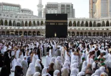 Jakarta - Direktorat Jenderal Penyelenggaraan Haji dan Umrah (PHU) Kementerian Agama (Kemenag) hari ini kembali mengumumkan hasil seleksi calon Petugas Penyelenggara Ibadah Haji (PPIH) Arab Saudi 1446 H/2025 M tingkat pusat. Pengumuman dilakukan melalui WA Blast ke nomor telepon seluler (ponsel) masing-masing peserta. “Hari ini kami kembali mengumumkan hasil seleksi calon petugas PPIH Arab Saudi 1446 H/2025 M,” terang Direktur Bina Haji Musta’in Ahmad di Jakarta, Jumat (25/4/2025). Dijelaskan Musta'in, ini merupakan kali kedua pengumuman hasil seleksi PPIH Arab Saudi. Sebelumnya, Ditjen PHU telah mengumumkan hasil seleksi kali pertama pada 12 April 2025 untuk mengikuti Bimbingan Teknis (Bintek) dari 14 - 20 April 2025 di Asrama Haji Pondok Gede. "Pengumuman kali kedua pada hari ini, seiring adanya penambahan dari Arab Daudi untuk pemulihan kuota normal petugas," jelas Musta'in. "Mereka yang diumumkan lulus hari ini harus mengikuti orientasi dan pembekalan di Asrama Haji Cipondoh, 4 - 6 Mei dan akan berangkat ke Saudi pada 7 Mei 2025," sambungnya. Musta'in meminta peserta yang sudah mendapat WA Blast dan dinyatakan lulus untuk bisa segera menyiapkan berkas-berkas yang dibutuhkan. Sebab, waktu yang tersedia tidak banyak. Mereka harus mengikuti orientasi dam pembekalan sebelum bertugas di Tanah Suci. Menurut Musta’in, para calon petugas yang diumumkan lulus pada hari ini terdistribusi pada sejumlah layanan, yaitu: layanan akomodasi, konsumsi, transportasi, layanan jemaah haji lansia dan disabilitas, layanan pelindungan jemaah, layanan Penanganan Krisis dan Pertolongan Pertama pada Jemaah Haji (PKP2JH), dan layanan Media Center Haji (MCH). "Mereka akan ditempatkan di Daerah Kerja Bandara (Madinah dan Jeddah), Daker Madinah, dan Daker Makkah," papar Musta'in. Selain yang lulus, lanjut Musta'in. Ditjen PHU juga akan mengumumkan para peserta yang tidak lolos seleksi sehingga belum bisa bergabung sebagai PPIH 2025. “Kepada peserta yang belum lolos pada seleksi calon petugas PPIH Arab Saudi tahun ini untuk tetap berbesar hati karena kesempatan melayani jemaah haji Indonesia di Arab Saudi masih terbuka di tahun mendatang,” sambungnya. Ditjen Penyelenggaraan Haji dan Umrah (PHU) Kemenag telah menerbitkan Rencana Perjalanan Haji (RPH) 1446 H. Jemaah haji Indonesia dijadwalkan akan mulai masuk asrama haji pada 1 Mei 2025. Sehari berikutnya, jemaah haji reguler asal Indonesia secara bertahap akan mulai diberangkatkan ke Tanah Suci dari embarkasi masing-masing. "Insya Allah, petugas haji akan terbang ke Saudi untuk gelombang pertama pada 28 April 2025. Mereka akan bersiap menyambut kedatangan jemaah di Madinah mulai 2 Mei 2025," tandasnya.