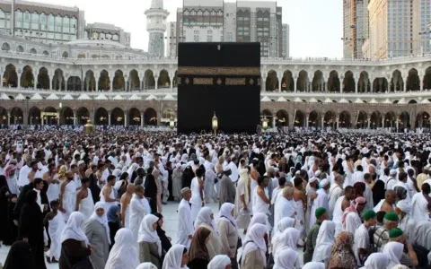 Jakarta - Direktorat Jenderal Penyelenggaraan Haji dan Umrah (PHU) Kementerian Agama (Kemenag) hari ini kembali mengumumkan hasil seleksi calon Petugas Penyelenggara Ibadah Haji (PPIH) Arab Saudi 1446 H/2025 M tingkat pusat. Pengumuman dilakukan melalui WA Blast ke nomor telepon seluler (ponsel) masing-masing peserta. “Hari ini kami kembali mengumumkan hasil seleksi calon petugas PPIH Arab Saudi 1446 H/2025 M,” terang Direktur Bina Haji Musta’in Ahmad di Jakarta, Jumat (25/4/2025). Dijelaskan Musta'in, ini merupakan kali kedua pengumuman hasil seleksi PPIH Arab Saudi. Sebelumnya, Ditjen PHU telah mengumumkan hasil seleksi kali pertama pada 12 April 2025 untuk mengikuti Bimbingan Teknis (Bintek) dari 14 - 20 April 2025 di Asrama Haji Pondok Gede. "Pengumuman kali kedua pada hari ini, seiring adanya penambahan dari Arab Daudi untuk pemulihan kuota normal petugas," jelas Musta'in. "Mereka yang diumumkan lulus hari ini harus mengikuti orientasi dan pembekalan di Asrama Haji Cipondoh, 4 - 6 Mei dan akan berangkat ke Saudi pada 7 Mei 2025," sambungnya. Musta'in meminta peserta yang sudah mendapat WA Blast dan dinyatakan lulus untuk bisa segera menyiapkan berkas-berkas yang dibutuhkan. Sebab, waktu yang tersedia tidak banyak. Mereka harus mengikuti orientasi dam pembekalan sebelum bertugas di Tanah Suci. Menurut Musta’in, para calon petugas yang diumumkan lulus pada hari ini terdistribusi pada sejumlah layanan, yaitu: layanan akomodasi, konsumsi, transportasi, layanan jemaah haji lansia dan disabilitas, layanan pelindungan jemaah, layanan Penanganan Krisis dan Pertolongan Pertama pada Jemaah Haji (PKP2JH), dan layanan Media Center Haji (MCH). "Mereka akan ditempatkan di Daerah Kerja Bandara (Madinah dan Jeddah), Daker Madinah, dan Daker Makkah," papar Musta'in. Selain yang lulus, lanjut Musta'in. Ditjen PHU juga akan mengumumkan para peserta yang tidak lolos seleksi sehingga belum bisa bergabung sebagai PPIH 2025. “Kepada peserta yang belum lolos pada seleksi calon petugas PPIH Arab Saudi tahun ini untuk tetap berbesar hati karena kesempatan melayani jemaah haji Indonesia di Arab Saudi masih terbuka di tahun mendatang,” sambungnya. Ditjen Penyelenggaraan Haji dan Umrah (PHU) Kemenag telah menerbitkan Rencana Perjalanan Haji (RPH) 1446 H. Jemaah haji Indonesia dijadwalkan akan mulai masuk asrama haji pada 1 Mei 2025. Sehari berikutnya, jemaah haji reguler asal Indonesia secara bertahap akan mulai diberangkatkan ke Tanah Suci dari embarkasi masing-masing. "Insya Allah, petugas haji akan terbang ke Saudi untuk gelombang pertama pada 28 April 2025. Mereka akan bersiap menyambut kedatangan jemaah di Madinah mulai 2 Mei 2025," tandasnya.