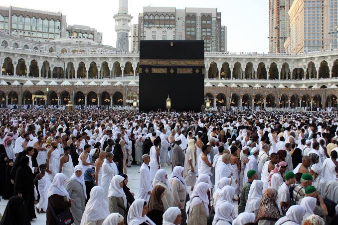 Jakarta - Direktorat Jenderal Penyelenggaraan Haji Dan Umrah (Phu) Kementerian Agama (Kemenag) Hari Ini Kembali Mengumumkan Hasil Seleksi Calon Petugas Penyelenggara Ibadah Haji (Ppih) Arab Saudi 1446 H/2025 M Tingkat Pusat. Pengumuman Dilakukan Melalui Wa Blast Ke Nomor Telepon Seluler (Ponsel) Masing-Masing Peserta. “Hari Ini Kami Kembali Mengumumkan Hasil Seleksi Calon Petugas Ppih Arab Saudi 1446 H/2025 M,” Terang Direktur Bina Haji Musta’in Ahmad Di Jakarta, Jumat (25/4/2025). Dijelaskan Musta'In, Ini Merupakan Kali Kedua Pengumuman Hasil Seleksi Ppih Arab Saudi. Sebelumnya, Ditjen Phu Telah Mengumumkan Hasil Seleksi Kali Pertama Pada 12 April 2025 Untuk Mengikuti Bimbingan Teknis (Bintek) Dari 14 - 20 April 2025 Di Asrama Haji Pondok Gede. &Quot;Pengumuman Kali Kedua Pada Hari Ini, Seiring Adanya Penambahan Dari Arab Daudi Untuk Pemulihan Kuota Normal Petugas,&Quot; Jelas Musta'In. &Quot;Mereka Yang Diumumkan Lulus Hari Ini Harus Mengikuti Orientasi Dan Pembekalan Di Asrama Haji Cipondoh, 4 - 6 Mei Dan Akan Berangkat Ke Saudi Pada 7 Mei 2025,&Quot; Sambungnya. Musta'In Meminta Peserta Yang Sudah Mendapat Wa Blast Dan Dinyatakan Lulus Untuk Bisa Segera Menyiapkan Berkas-Berkas Yang Dibutuhkan. Sebab, Waktu Yang Tersedia Tidak Banyak. Mereka Harus Mengikuti Orientasi Dam Pembekalan Sebelum Bertugas Di Tanah Suci. Menurut Musta’in, Para Calon Petugas Yang Diumumkan Lulus Pada Hari Ini Terdistribusi Pada Sejumlah Layanan, Yaitu: Layanan Akomodasi, Konsumsi, Transportasi, Layanan Jemaah Haji Lansia Dan Disabilitas, Layanan Pelindungan Jemaah, Layanan Penanganan Krisis Dan Pertolongan Pertama Pada Jemaah Haji (Pkp2Jh), Dan Layanan Media Center Haji (Mch). &Quot;Mereka Akan Ditempatkan Di Daerah Kerja Bandara (Madinah Dan Jeddah), Daker Madinah, Dan Daker Makkah,&Quot; Papar Musta'In. Selain Yang Lulus, Lanjut Musta'In. Ditjen Phu Juga Akan Mengumumkan Para Peserta Yang Tidak Lolos Seleksi Sehingga Belum Bisa Bergabung Sebagai Ppih 2025. “Kepada Peserta Yang Belum Lolos Pada Seleksi Calon Petugas Ppih Arab Saudi Tahun Ini Untuk Tetap Berbesar Hati Karena Kesempatan Melayani Jemaah Haji Indonesia Di Arab Saudi Masih Terbuka Di Tahun Mendatang,” Sambungnya. Ditjen Penyelenggaraan Haji Dan Umrah (Phu) Kemenag Telah Menerbitkan Rencana Perjalanan Haji (Rph) 1446 H. Jemaah Haji Indonesia Dijadwalkan Akan Mulai Masuk Asrama Haji Pada 1 Mei 2025. Sehari Berikutnya, Jemaah Haji Reguler Asal Indonesia Secara Bertahap Akan Mulai Diberangkatkan Ke Tanah Suci Dari Embarkasi Masing-Masing. &Quot;Insya Allah, Petugas Haji Akan Terbang Ke Saudi Untuk Gelombang Pertama Pada 28 April 2025. Mereka Akan Bersiap Menyambut Kedatangan Jemaah Di Madinah Mulai 2 Mei 2025,&Quot; Tandasnya.