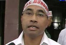 Jakarta — Eksponen Gerakan Mahasiswa 1998 Ugm Yogyakarta, Haris Rusly Moti, Mengapresiasi Capaian Sektor Pertanian Indonesia Dalam Enam Bulan Pertama Pemerintahan Presiden Prabowo Subianto. Di Tengah Ketidakpastian Global Akibat Perang Tarif Dan Currency, Ia Menilai Indonesia Telah Berhasil Menapaki Jalan Kemandirian Pangan. “Kita Sedang Menghadapi Situasi Peperangan Mengunakan Senjata Tarif Dan Currency. Di Tengah Guncangan Dan Ketidakpastian Situasi Geopolitik Tersebut, Bangsa Kita Berhasil Memulai Langkah Dengan Dasar Yang Kuat Dan Arah Yang Tepat, Yaitu Membangun Kemandirian Di Sektor Pangan,” Kata Haris, Senin (28/4). Ia Menyampaikan Rasa Terharunya Terhadap Capaian Tersebut. “Saya Pribadi Cukup Terharu Dengan Capaian 6 Bulan Pemerintahan Di Sektor Pertanian. Dalam Waktu Yang Terbilang Singkat Itu, Kita Berhasil Mencapai Swasembada Beras, Kita ‘Kebanjiran’ Beras Dari Petani Kita Sendiri,” Katanya. Menurut Haris, Perang Tarif Global Justru Menjadi Momentum Penting Untuk Memperkuat Industri Pangan Nasional. “Menurut Saya Bangsa Kita Berpeluang Membangun Kemandirian Industri Pangan Justru Ketika Berlangsung Perang Tarif Dan Perang Currency,” Ujarnya. Haris Menambahkan, Kondisi Ini Memaksa Negara-Negara Untuk Bergantung Pada Produksi Dalam Negeri. Haris Juga Menyoroti Dampak Negatif Dari Perdagangan Bebas Terhadap Industri Nasional. “Kita Semua Melihat Sendiri Bagaimana Gempuran Impor Produk Industri Asing Telah Meruntuhkan Industri Nasional Kita,” Katanya. Ia Mengungkapkan, Runtuhnya Sektor Manufaktur, Tekstil, Dan Pertanian Menyebabkan Meluasnya Phk Dan Pengangguran Di Indonesia. Mengingat Kondisi Tersebut, Haris Menekankan Pentingnya Gerakan Kemandirian Ekonomi. Ia Mengutip Ajaran Gandhi Tentang Swadesi Dan Menyatakan, “Dalam Bahasa Sederhana, Konsep Swadesi Menurut Gandhi Mengarah Pada Swarajya (Kemerdekaan). Dalam Arti Pemerintah Oleh Negeri Sendiri (Self-Rule), Yang Bertumpu Pada Kekuatan Sendiri (Self-Reliance).” Haris Juga Mengaitkan Capaian Ini Dengan Ajaran Bung Karno. “Begitu Juga Bung Karno Yang Menjadi Guru Ideologis Presiden Prabowo, Mewarikan Kepada Kita Tentang Trisakti, Berdaulat Secara Politik, Mandiri Secara Ekonomi Dan Berkepribadian Nasional,” Katanya. Mengutip Data Bps, Haris Menyebut Produksi Gabah Kering Giling (Gkg) Periode Januari–April 2025 Mencapai 24,22 Juta Ton, Dengan Produksi Beras Mencapai 13,95 Juta Ton. “Dengan Data Bps Ini, Dipastikan Untuk Saat Ini Kita Tidak Perlu Lagi Impor Beras,” Katanya. Ia Menilai Capaian Tersebut Luar Biasa, Mengingat Sebelumnya Indonesia Sangat Bergantung Pada Impor. “Tidak Gampang! Tapi Itu Fakta. Dan Kita Makin Optimis, Dalam 6 Bulan Ke Depan Kita Akan Menjadi Salah Satu Eksportir Beras,” Ujarnya. Haris Bahkan Menyatakan, “Kartel Pemakan Rente Impor Beras Dan Komoditi Pangan Lain Pasti Muntah Darah, Nangis Darah Dengan Capaian Ini.” Lebih Lanjut, Ia Memaparkan Data Serapan Gabah Oleh Bulog Yang Terus Meningkat. “Pada Pertengahan April 2025, Menurut Keterangan Resmi Perum Bulog Telah Berhasil Menyerap 1,4 Juta Ton Gabah Dari Target 2 Juta Ton Pada Bulan April 2025,” Katanya, Membandingkan Dengan Serapan Di Tahun-Tahun Sebelumnya. Haris Juga Menyoroti Kebijakan Pemerintah Menetapkan Harga Pembelian Pemerintah (Hpp) Gabah Kering Panen Sebesar Rp6.500 Per Kilogram Melalui Badan Pangan Nasional (Bapanas). “Petani Kita Bisa Mempunyai Penghasilan Jumbo Dalam Panen Raya Kali Ini,” Katanya. Ia Menilai Kebijakan Ini Membebaskan Petani Dari “Kutukan” Yang Selama Ini Mereka Alami Saat Musim Tanam Dan Panen. “Saat Musim Tanam Tiba, Petani Menghadapi Kutukan Sulit Memperoleh Pupuk Dan Benih Unggul. Ketika Panen Raya Datang, Petani Dihadapkan Pada Kutukan Jatuhnya Harga Gabah,” Ucapnya. Haris Mengungkapkan Bahwa Reformasi Distribusi Pupuk Oleh Presiden Prabowo Telah Memangkas Birokrasi Yang Selama Ini Menghambat. “Menurut Keterangan Kementerian Pertanian, Problem Distribusi Pupuk Subsidi Terhambat Oleh Birokrasi Yang Sengaja Dibikin Ruwet,” Ungkapnya. Kini, Sistem Distribusi Hanya Melibatkan Tiga Pihak: Kementerian Pertanian, Pihc, Dan Petani. Ia Memuji Reformasi Tersebut Sebagai Langkah Nyata Untuk Mempercepat Distribusi Pupuk Dan Meningkatkan Produktivitas Petani. Haris Menegaskan, Semangat Prabowo Dalam Melindungi Petani Sesuai Dengan Amanat Pembukaan Uud 1945. Meski Mengakui Bahwa Implementasi Berbagai Kebijakan Belum Sepenuhnya Sempurna, Haris Menilai Upaya Pemerintah Menunjukkan Komitmen Nyata. “Namun Niat Baik Itu Telah Dibuktikan Melalui Implementasi Nyata Melindungi Petani Dan Industri Pertanian,” Katanya. Ke Depan, Haris Berharap Sektor Pertanian Terus Dikembangkan Dengan Melibatkan Pengusaha Nasional Dan Perguruan Tinggi Dalam Riset Dan Inovasi Pertanian. “Dengan Demikian Cita-Cita Menjadikan Indonesia Lumbung Pangan Dunia Dapat Diwujudkan,” Katanya. Ia Menutup Pernyataannya Dengan Keyakinan Bahwa Niat Baik Pemimpin Untuk Rakyat Akan Membuahkan Hasil Positif. “Menurut Saya Selama Seorang Pemimpin Itu Punya Niat Baik Untuk Rakyat Dan Bangsanya, Saya Yakin Insya Allah ‘Wahyu’ Akan Menyertai, Melandasi Dan Menuntunnya. Mari Menanam!!” Tutupnya.