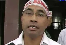 Jakarta — Eksponen Gerakan Mahasiswa 1998 UGM Yogyakarta, Haris Rusly Moti, mengapresiasi capaian sektor pertanian Indonesia dalam enam bulan pertama pemerintahan Presiden Prabowo Subianto. Di tengah ketidakpastian global akibat perang tarif dan currency, ia menilai Indonesia telah berhasil menapaki jalan kemandirian pangan. “Kita sedang menghadapi situasi peperangan mengunakan senjata tarif dan currency. Di tengah guncangan dan ketidakpastian situasi geopolitik tersebut, bangsa kita berhasil memulai langkah dengan dasar yang kuat dan arah yang tepat, yaitu membangun kemandirian di sektor pangan,” kata Haris, Senin (28/4). Ia menyampaikan rasa terharunya terhadap capaian tersebut. “Saya pribadi cukup terharu dengan capaian 6 bulan pemerintahan di sektor pertanian. Dalam waktu yang terbilang singkat itu, kita berhasil mencapai swasembada beras, kita ‘kebanjiran’ beras dari petani kita sendiri,” katanya. Menurut Haris, perang tarif global justru menjadi momentum penting untuk memperkuat industri pangan nasional. “Menurut saya bangsa kita berpeluang membangun kemandirian industri pangan justru ketika berlangsung perang tarif dan perang currency,” ujarnya. Haris menambahkan, kondisi ini memaksa negara-negara untuk bergantung pada produksi dalam negeri. Haris juga menyoroti dampak negatif dari perdagangan bebas terhadap industri nasional. “Kita semua melihat sendiri bagaimana gempuran impor produk industri asing telah meruntuhkan industri nasional kita,” katanya. Ia mengungkapkan, runtuhnya sektor manufaktur, tekstil, dan pertanian menyebabkan meluasnya PHK dan pengangguran di Indonesia. Mengingat kondisi tersebut, Haris menekankan pentingnya gerakan kemandirian ekonomi. Ia mengutip ajaran Gandhi tentang swadesi dan menyatakan, “Dalam bahasa sederhana, konsep swadesi menurut Gandhi mengarah pada Swarajya (kemerdekaan). Dalam arti pemerintah oleh negeri sendiri (self-rule), yang bertumpu pada kekuatan sendiri (self-reliance).” Haris juga mengaitkan capaian ini dengan ajaran Bung Karno. “Begitu juga Bung Karno yang menjadi guru ideologis Presiden Prabowo, mewarikan kepada kita tentang Trisakti, berdaulat secara politik, mandiri secara ekonomi dan berkepribadian nasional,” katanya. Mengutip data BPS, Haris menyebut produksi gabah kering giling (GKG) periode Januari–April 2025 mencapai 24,22 juta ton, dengan produksi beras mencapai 13,95 juta ton. “Dengan data BPS ini, dipastikan untuk saat ini kita tidak perlu lagi impor beras,” katanya. Ia menilai capaian tersebut luar biasa, mengingat sebelumnya Indonesia sangat bergantung pada impor. “Tidak gampang! Tapi itu fakta. Dan kita makin optimis, dalam 6 bulan ke depan kita akan menjadi salah satu eksportir beras,” ujarnya. Haris bahkan menyatakan, “Kartel pemakan rente impor beras dan komoditi pangan lain pasti muntah darah, nangis darah dengan capaian ini.” Lebih lanjut, ia memaparkan data serapan gabah oleh Bulog yang terus meningkat. “Pada pertengahan April 2025, menurut keterangan resmi Perum Bulog telah berhasil menyerap 1,4 juta ton gabah dari target 2 juta ton pada bulan April 2025,” katanya, membandingkan dengan serapan di tahun-tahun sebelumnya. Haris juga menyoroti kebijakan pemerintah menetapkan Harga Pembelian Pemerintah (HPP) Gabah Kering Panen sebesar Rp6.500 per kilogram melalui Badan Pangan Nasional (Bapanas). “Petani kita bisa mempunyai penghasilan jumbo dalam panen raya kali ini,” katanya. Ia menilai kebijakan ini membebaskan petani dari “kutukan” yang selama ini mereka alami saat musim tanam dan panen. “Saat musim tanam tiba, petani menghadapi kutukan sulit memperoleh pupuk dan benih unggul. Ketika panen raya datang, petani dihadapkan pada kutukan jatuhnya harga gabah,” ucapnya. Haris mengungkapkan bahwa reformasi distribusi pupuk oleh Presiden Prabowo telah memangkas birokrasi yang selama ini menghambat. “Menurut keterangan Kementerian Pertanian, problem distribusi pupuk subsidi terhambat oleh birokrasi yang sengaja dibikin ruwet,” ungkapnya. Kini, sistem distribusi hanya melibatkan tiga pihak: Kementerian Pertanian, PIHC, dan petani. Ia memuji reformasi tersebut sebagai langkah nyata untuk mempercepat distribusi pupuk dan meningkatkan produktivitas petani. Haris menegaskan, semangat Prabowo dalam melindungi petani sesuai dengan amanat Pembukaan UUD 1945. Meski mengakui bahwa implementasi berbagai kebijakan belum sepenuhnya sempurna, Haris menilai upaya pemerintah menunjukkan komitmen nyata. “Namun niat baik itu telah dibuktikan melalui implementasi nyata melindungi petani dan industri pertanian,” katanya. Ke depan, Haris berharap sektor pertanian terus dikembangkan dengan melibatkan pengusaha nasional dan perguruan tinggi dalam riset dan inovasi pertanian. “Dengan demikian cita-cita menjadikan Indonesia lumbung pangan dunia dapat diwujudkan,” katanya. Ia menutup pernyataannya dengan keyakinan bahwa niat baik pemimpin untuk rakyat akan membuahkan hasil positif. “Menurut saya selama seorang pemimpin itu punya niat baik untuk rakyat dan bangsanya, saya yakin Insya Allah ‘wahyu’ akan menyertai, melandasi dan menuntunnya. Mari menanam!!” tutupnya.