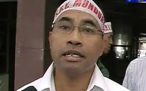 Jakarta — Eksponen Gerakan Mahasiswa 1998 UGM Yogyakarta, Haris Rusly Moti, mengapresiasi capaian sektor pertanian Indonesia dalam enam bulan pertama pemerintahan Presiden Prabowo Subianto. Di tengah ketidakpastian global akibat perang tarif dan currency, ia menilai Indonesia telah berhasil menapaki jalan kemandirian pangan. “Kita sedang menghadapi situasi peperangan mengunakan senjata tarif dan currency. Di tengah guncangan dan ketidakpastian situasi geopolitik tersebut, bangsa kita berhasil memulai langkah dengan dasar yang kuat dan arah yang tepat, yaitu membangun kemandirian di sektor pangan,” kata Haris, Senin (28/4). Ia menyampaikan rasa terharunya terhadap capaian tersebut. “Saya pribadi cukup terharu dengan capaian 6 bulan pemerintahan di sektor pertanian. Dalam waktu yang terbilang singkat itu, kita berhasil mencapai swasembada beras, kita ‘kebanjiran’ beras dari petani kita sendiri,” katanya. Menurut Haris, perang tarif global justru menjadi momentum penting untuk memperkuat industri pangan nasional. “Menurut saya bangsa kita berpeluang membangun kemandirian industri pangan justru ketika berlangsung perang tarif dan perang currency,” ujarnya. Haris menambahkan, kondisi ini memaksa negara-negara untuk bergantung pada produksi dalam negeri. Haris juga menyoroti dampak negatif dari perdagangan bebas terhadap industri nasional. “Kita semua melihat sendiri bagaimana gempuran impor produk industri asing telah meruntuhkan industri nasional kita,” katanya. Ia mengungkapkan, runtuhnya sektor manufaktur, tekstil, dan pertanian menyebabkan meluasnya PHK dan pengangguran di Indonesia. Mengingat kondisi tersebut, Haris menekankan pentingnya gerakan kemandirian ekonomi. Ia mengutip ajaran Gandhi tentang swadesi dan menyatakan, “Dalam bahasa sederhana, konsep swadesi menurut Gandhi mengarah pada Swarajya (kemerdekaan). Dalam arti pemerintah oleh negeri sendiri (self-rule), yang bertumpu pada kekuatan sendiri (self-reliance).” Haris juga mengaitkan capaian ini dengan ajaran Bung Karno. “Begitu juga Bung Karno yang menjadi guru ideologis Presiden Prabowo, mewarikan kepada kita tentang Trisakti, berdaulat secara politik, mandiri secara ekonomi dan berkepribadian nasional,” katanya. Mengutip data BPS, Haris menyebut produksi gabah kering giling (GKG) periode Januari–April 2025 mencapai 24,22 juta ton, dengan produksi beras mencapai 13,95 juta ton. “Dengan data BPS ini, dipastikan untuk saat ini kita tidak perlu lagi impor beras,” katanya. Ia menilai capaian tersebut luar biasa, mengingat sebelumnya Indonesia sangat bergantung pada impor. “Tidak gampang! Tapi itu fakta. Dan kita makin optimis, dalam 6 bulan ke depan kita akan menjadi salah satu eksportir beras,” ujarnya. Haris bahkan menyatakan, “Kartel pemakan rente impor beras dan komoditi pangan lain pasti muntah darah, nangis darah dengan capaian ini.” Lebih lanjut, ia memaparkan data serapan gabah oleh Bulog yang terus meningkat. “Pada pertengahan April 2025, menurut keterangan resmi Perum Bulog telah berhasil menyerap 1,4 juta ton gabah dari target 2 juta ton pada bulan April 2025,” katanya, membandingkan dengan serapan di tahun-tahun sebelumnya. Haris juga menyoroti kebijakan pemerintah menetapkan Harga Pembelian Pemerintah (HPP) Gabah Kering Panen sebesar Rp6.500 per kilogram melalui Badan Pangan Nasional (Bapanas). “Petani kita bisa mempunyai penghasilan jumbo dalam panen raya kali ini,” katanya. Ia menilai kebijakan ini membebaskan petani dari “kutukan” yang selama ini mereka alami saat musim tanam dan panen. “Saat musim tanam tiba, petani menghadapi kutukan sulit memperoleh pupuk dan benih unggul. Ketika panen raya datang, petani dihadapkan pada kutukan jatuhnya harga gabah,” ucapnya. Haris mengungkapkan bahwa reformasi distribusi pupuk oleh Presiden Prabowo telah memangkas birokrasi yang selama ini menghambat. “Menurut keterangan Kementerian Pertanian, problem distribusi pupuk subsidi terhambat oleh birokrasi yang sengaja dibikin ruwet,” ungkapnya. Kini, sistem distribusi hanya melibatkan tiga pihak: Kementerian Pertanian, PIHC, dan petani. Ia memuji reformasi tersebut sebagai langkah nyata untuk mempercepat distribusi pupuk dan meningkatkan produktivitas petani. Haris menegaskan, semangat Prabowo dalam melindungi petani sesuai dengan amanat Pembukaan UUD 1945. Meski mengakui bahwa implementasi berbagai kebijakan belum sepenuhnya sempurna, Haris menilai upaya pemerintah menunjukkan komitmen nyata. “Namun niat baik itu telah dibuktikan melalui implementasi nyata melindungi petani dan industri pertanian,” katanya. Ke depan, Haris berharap sektor pertanian terus dikembangkan dengan melibatkan pengusaha nasional dan perguruan tinggi dalam riset dan inovasi pertanian. “Dengan demikian cita-cita menjadikan Indonesia lumbung pangan dunia dapat diwujudkan,” katanya. Ia menutup pernyataannya dengan keyakinan bahwa niat baik pemimpin untuk rakyat akan membuahkan hasil positif. “Menurut saya selama seorang pemimpin itu punya niat baik untuk rakyat dan bangsanya, saya yakin Insya Allah ‘wahyu’ akan menyertai, melandasi dan menuntunnya. Mari menanam!!” tutupnya.