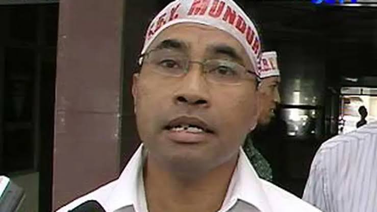 Jakarta — Eksponen Gerakan Mahasiswa 1998 Ugm Yogyakarta, Haris Rusly Moti, Mengapresiasi Capaian Sektor Pertanian Indonesia Dalam Enam Bulan Pertama Pemerintahan Presiden Prabowo Subianto. Di Tengah Ketidakpastian Global Akibat Perang Tarif Dan Currency, Ia Menilai Indonesia Telah Berhasil Menapaki Jalan Kemandirian Pangan. “Kita Sedang Menghadapi Situasi Peperangan Mengunakan Senjata Tarif Dan Currency. Di Tengah Guncangan Dan Ketidakpastian Situasi Geopolitik Tersebut, Bangsa Kita Berhasil Memulai Langkah Dengan Dasar Yang Kuat Dan Arah Yang Tepat, Yaitu Membangun Kemandirian Di Sektor Pangan,” Kata Haris, Senin (28/4). Ia Menyampaikan Rasa Terharunya Terhadap Capaian Tersebut. “Saya Pribadi Cukup Terharu Dengan Capaian 6 Bulan Pemerintahan Di Sektor Pertanian. Dalam Waktu Yang Terbilang Singkat Itu, Kita Berhasil Mencapai Swasembada Beras, Kita ‘Kebanjiran’ Beras Dari Petani Kita Sendiri,” Katanya. Menurut Haris, Perang Tarif Global Justru Menjadi Momentum Penting Untuk Memperkuat Industri Pangan Nasional. “Menurut Saya Bangsa Kita Berpeluang Membangun Kemandirian Industri Pangan Justru Ketika Berlangsung Perang Tarif Dan Perang Currency,” Ujarnya. Haris Menambahkan, Kondisi Ini Memaksa Negara-Negara Untuk Bergantung Pada Produksi Dalam Negeri. Haris Juga Menyoroti Dampak Negatif Dari Perdagangan Bebas Terhadap Industri Nasional. “Kita Semua Melihat Sendiri Bagaimana Gempuran Impor Produk Industri Asing Telah Meruntuhkan Industri Nasional Kita,” Katanya. Ia Mengungkapkan, Runtuhnya Sektor Manufaktur, Tekstil, Dan Pertanian Menyebabkan Meluasnya Phk Dan Pengangguran Di Indonesia. Mengingat Kondisi Tersebut, Haris Menekankan Pentingnya Gerakan Kemandirian Ekonomi. Ia Mengutip Ajaran Gandhi Tentang Swadesi Dan Menyatakan, “Dalam Bahasa Sederhana, Konsep Swadesi Menurut Gandhi Mengarah Pada Swarajya (Kemerdekaan). Dalam Arti Pemerintah Oleh Negeri Sendiri (Self-Rule), Yang Bertumpu Pada Kekuatan Sendiri (Self-Reliance).” Haris Juga Mengaitkan Capaian Ini Dengan Ajaran Bung Karno. “Begitu Juga Bung Karno Yang Menjadi Guru Ideologis Presiden Prabowo, Mewarikan Kepada Kita Tentang Trisakti, Berdaulat Secara Politik, Mandiri Secara Ekonomi Dan Berkepribadian Nasional,” Katanya. Mengutip Data Bps, Haris Menyebut Produksi Gabah Kering Giling (Gkg) Periode Januari–April 2025 Mencapai 24,22 Juta Ton, Dengan Produksi Beras Mencapai 13,95 Juta Ton. “Dengan Data Bps Ini, Dipastikan Untuk Saat Ini Kita Tidak Perlu Lagi Impor Beras,” Katanya. Ia Menilai Capaian Tersebut Luar Biasa, Mengingat Sebelumnya Indonesia Sangat Bergantung Pada Impor. “Tidak Gampang! Tapi Itu Fakta. Dan Kita Makin Optimis, Dalam 6 Bulan Ke Depan Kita Akan Menjadi Salah Satu Eksportir Beras,” Ujarnya. Haris Bahkan Menyatakan, “Kartel Pemakan Rente Impor Beras Dan Komoditi Pangan Lain Pasti Muntah Darah, Nangis Darah Dengan Capaian Ini.” Lebih Lanjut, Ia Memaparkan Data Serapan Gabah Oleh Bulog Yang Terus Meningkat. “Pada Pertengahan April 2025, Menurut Keterangan Resmi Perum Bulog Telah Berhasil Menyerap 1,4 Juta Ton Gabah Dari Target 2 Juta Ton Pada Bulan April 2025,” Katanya, Membandingkan Dengan Serapan Di Tahun-Tahun Sebelumnya. Haris Juga Menyoroti Kebijakan Pemerintah Menetapkan Harga Pembelian Pemerintah (Hpp) Gabah Kering Panen Sebesar Rp6.500 Per Kilogram Melalui Badan Pangan Nasional (Bapanas). “Petani Kita Bisa Mempunyai Penghasilan Jumbo Dalam Panen Raya Kali Ini,” Katanya. Ia Menilai Kebijakan Ini Membebaskan Petani Dari “Kutukan” Yang Selama Ini Mereka Alami Saat Musim Tanam Dan Panen. “Saat Musim Tanam Tiba, Petani Menghadapi Kutukan Sulit Memperoleh Pupuk Dan Benih Unggul. Ketika Panen Raya Datang, Petani Dihadapkan Pada Kutukan Jatuhnya Harga Gabah,” Ucapnya. Haris Mengungkapkan Bahwa Reformasi Distribusi Pupuk Oleh Presiden Prabowo Telah Memangkas Birokrasi Yang Selama Ini Menghambat. “Menurut Keterangan Kementerian Pertanian, Problem Distribusi Pupuk Subsidi Terhambat Oleh Birokrasi Yang Sengaja Dibikin Ruwet,” Ungkapnya. Kini, Sistem Distribusi Hanya Melibatkan Tiga Pihak: Kementerian Pertanian, Pihc, Dan Petani. Ia Memuji Reformasi Tersebut Sebagai Langkah Nyata Untuk Mempercepat Distribusi Pupuk Dan Meningkatkan Produktivitas Petani. Haris Menegaskan, Semangat Prabowo Dalam Melindungi Petani Sesuai Dengan Amanat Pembukaan Uud 1945. Meski Mengakui Bahwa Implementasi Berbagai Kebijakan Belum Sepenuhnya Sempurna, Haris Menilai Upaya Pemerintah Menunjukkan Komitmen Nyata. “Namun Niat Baik Itu Telah Dibuktikan Melalui Implementasi Nyata Melindungi Petani Dan Industri Pertanian,” Katanya. Ke Depan, Haris Berharap Sektor Pertanian Terus Dikembangkan Dengan Melibatkan Pengusaha Nasional Dan Perguruan Tinggi Dalam Riset Dan Inovasi Pertanian. “Dengan Demikian Cita-Cita Menjadikan Indonesia Lumbung Pangan Dunia Dapat Diwujudkan,” Katanya. Ia Menutup Pernyataannya Dengan Keyakinan Bahwa Niat Baik Pemimpin Untuk Rakyat Akan Membuahkan Hasil Positif. “Menurut Saya Selama Seorang Pemimpin Itu Punya Niat Baik Untuk Rakyat Dan Bangsanya, Saya Yakin Insya Allah ‘Wahyu’ Akan Menyertai, Melandasi Dan Menuntunnya. Mari Menanam!!” Tutupnya.