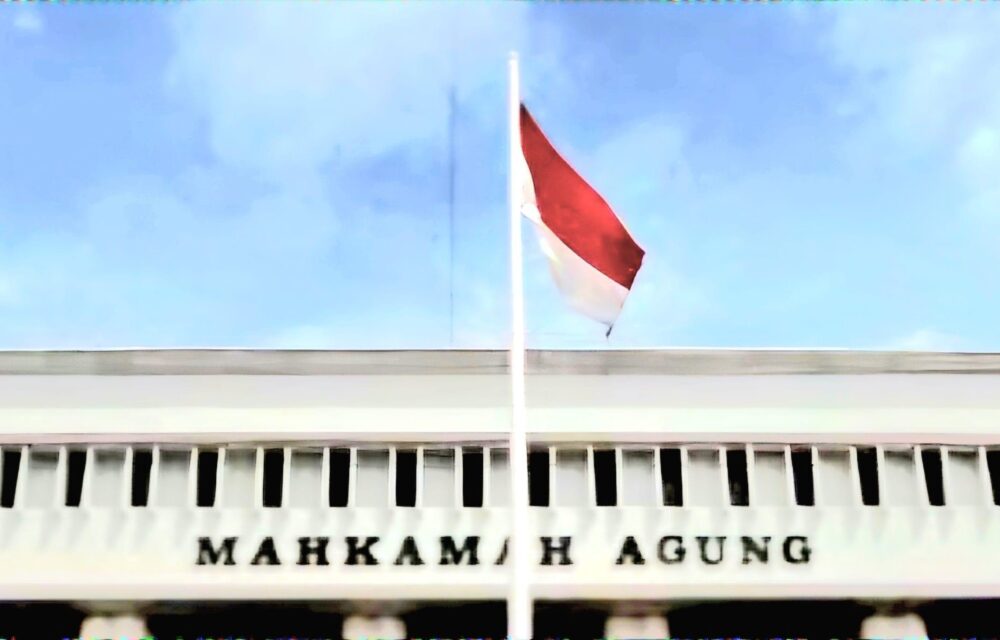 Jakarta - Ketua Pengadilan Negeri Jakarta Selatan Atau Pn Jaksel Muhammad Arif Nuryanta (Man), Diduga Menerima Suap Senilai Rp 60 Miliar Terkait Kasus Ekspor Crude Palm Oil (Cpo) Dan Melibatkan Tiga Hakim. Suap Ketua Pn Jaksel Tersebut Diduga Diberikan Agar Hakim Menjatuhkan Vonis Ontslag Atau Putusan Lepas Terhadap Tiga Perusahaan Besar: Wilmar Group, Permata Hijau Group, Dan Musim Mas Group. Dari Total Uang Suap Tersebut, Man Disebut Telah Mendistribusikan Rp 22,5 Miliar Kepada Tiga Hakim Lain Yang Menangani Perkara Tersebut. Ketiga Hakim Yang Menerima Uang Tersebut Adalah Agam Syarif Baharuddin (Asb) Dan Ali Muhtarom (Am) Dari Pengadilan Negeri Jakarta Pusat, Serta Djuyamto (Dju) Dari Pn Jakarta Selatan. Awalnya, Man Memberikan Rp 4,5 Miliar Kepada Ketiganya. Kemudian, Pada Periode September Hingga Oktober 2024, Man Menyerahkan Tambahan Rp 18 Miliar Kepada Djuyamto. Djuyamto Kemudian Membagi Uang Tersebut Kepada Dua Hakim Lainnya Di Depan Bank Bri Pasar Baru, Jakarta Pusat. Rincian Pembagiannya Adalah Sebagai Berikut:  -Asb Menerima Uang Dalam Bentuk Dolar As Yang Setara Dengan Rp 4,5 Miliar. - Dju Sendiri Menerima Sekitar Rp 6 Miliar Dalam Bentuk Dolar As. - Am Mendapatkan Sekitar Rp 5 Miliar, Juga Dalam Bentuk Dolar As. &Quot;Ini Yang Masih Kami Dalami. Apakah Ada Pihak Lain Yang Menerima Bagian Dari Suap Tersebut, Atau Seluruh Sisa Dana Itu Dikuasai Sendiri Oleh Tersangka Man,&Quot; Ungkap Direktur Penyidikan Jaksa Agung Muda Tindak Pidana Khusus (Jampidsus), Abdul Qohar, Dalam Konferensi Pers Di Lobi Kartika, Kejaksaan Agung, Sabtu Malam (12/4/2025). Sebagai Informasi, Vonis Lepas Atau Ontslag Van Alle Rechtsvervolging Adalah Putusan Hakim Yang Menyatakan Terdakwa Terbukti Melakukan Perbuatan Yang Didakwakan, Namun Perbuatan Tersebut Tidak Tergolong Sebagai Tindak Pidana. Atas Dugaan Perbuatannya, Man Disangkakan Melanggar Sejumlah Pasal Dalam Undang-Undang Pemberantasan Tindak Pidana Korupsi, Yaitu: - Pasal 12 Huruf C Jo. Pasal 12 Huruf B - Pasal 6 Ayat (2) - Pasal 12 Huruf A Dan B - Pasal 5 Ayat (2) - Pasal 11 Dan Pasal 18 - Jo. Pasal 55 Ayat (1) Ke-1 Kuhp - Mengacu Pada Uu Nomor 31 Tahun 1999 Sebagaimana Diubah Dengan Uu Nomor 20 Tahun 2001 Sementara Itu, Ketiga Hakim Lainnya—Asb, Am, Dan Dju—Juga Dijerat Dengan Pasal 12C Jo. Pasal 12B Jo. Pasal 6 Ayat 2 Jo. Pasal 18 Uu Tipikor Jo. Pasal 55 Ayat (1) Ke-1 Kuhp.